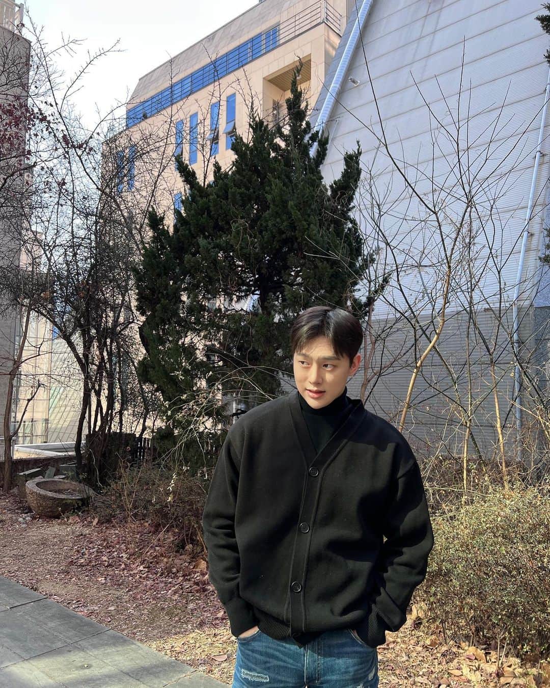 クォン・ヒョンビンさんのインスタグラム写真 - (クォン・ヒョンビンInstagram)「오랜만 ☺️ #광고 #무신사_도프제이슨」2月16日 14時00分 - komurola