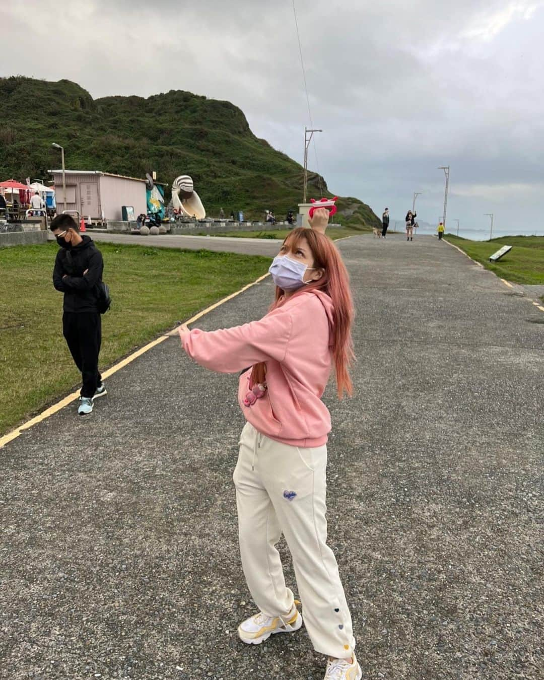 Jia Ju Jiangさんのインスタグラム写真 - (Jia Ju JiangInstagram)「今天是我的30歲生日🎂 自己在20歲定了30歲之前要做哪些事 包括買房、拍謎片、買車、存款千萬之類的⋯  然後真的30歲之前都做到了 感謝這幾年的伯樂和各位相助 最感謝大概就是一直支持我的人 可能有一些人看我在cosplay怎麼突然跑去當謎片監製 整個差異懸殊（？ 但大家還是一直支持我做我想做的事情 希望往後做各種新的嘗試，也能有你們的陪伴  現在準備去嘗試新事物 開始規定自己40歲之前完成一些事吧 新。人生開啟🦅  首先，先去放風箏 15歲之後就沒好好放過風箏的人⋯ 30歲之後財富自由， 直接買一隻大老鷹當整個公園最帥的人 旁邊的小鬼全部羨慕死我，公園一日偶像」2月16日 16時34分 - misa72600