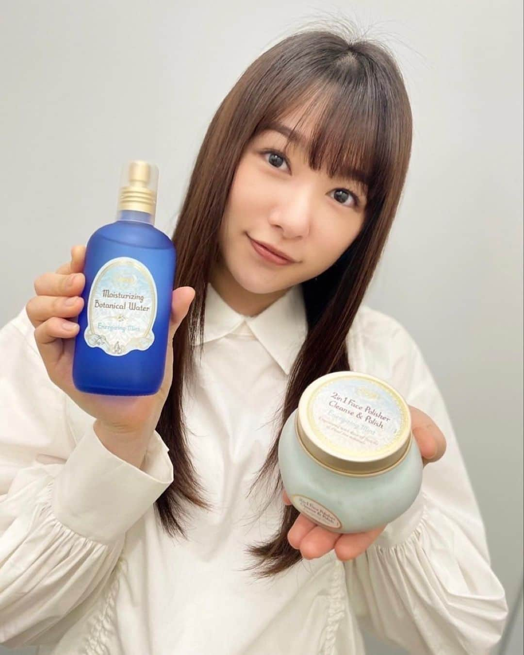 桜井日奈子さんのインスタグラム写真 - (桜井日奈子Instagram)「本日2/17（木）SABONからボタニカルウォーターが新登場しました🍃  ミントとラベンダーの2種の香りがあって、  ミントは朝のリフレッシュに、ラベンダーは夜のリラックスに、気分に合わせて選べます♪  粒子が細かいので、メイクの上からでも使いやすいところも好きです！  肌も潤うし、香りでリフレッシュもできてお気に入りです☺️  お気に入りのフェイスポリッシャーとのダブル使いもおすすめです♡  みなさんも是非、試してみてください♪      #SABON #サボン #SABON自然浴 #ボタニカルウォーター #フェイスポリッシャー #SABON25th #SABON25years #SABONジャパンアンバサダー @SABON_Japan」2月17日 17時57分 - sakurai.hinako_official