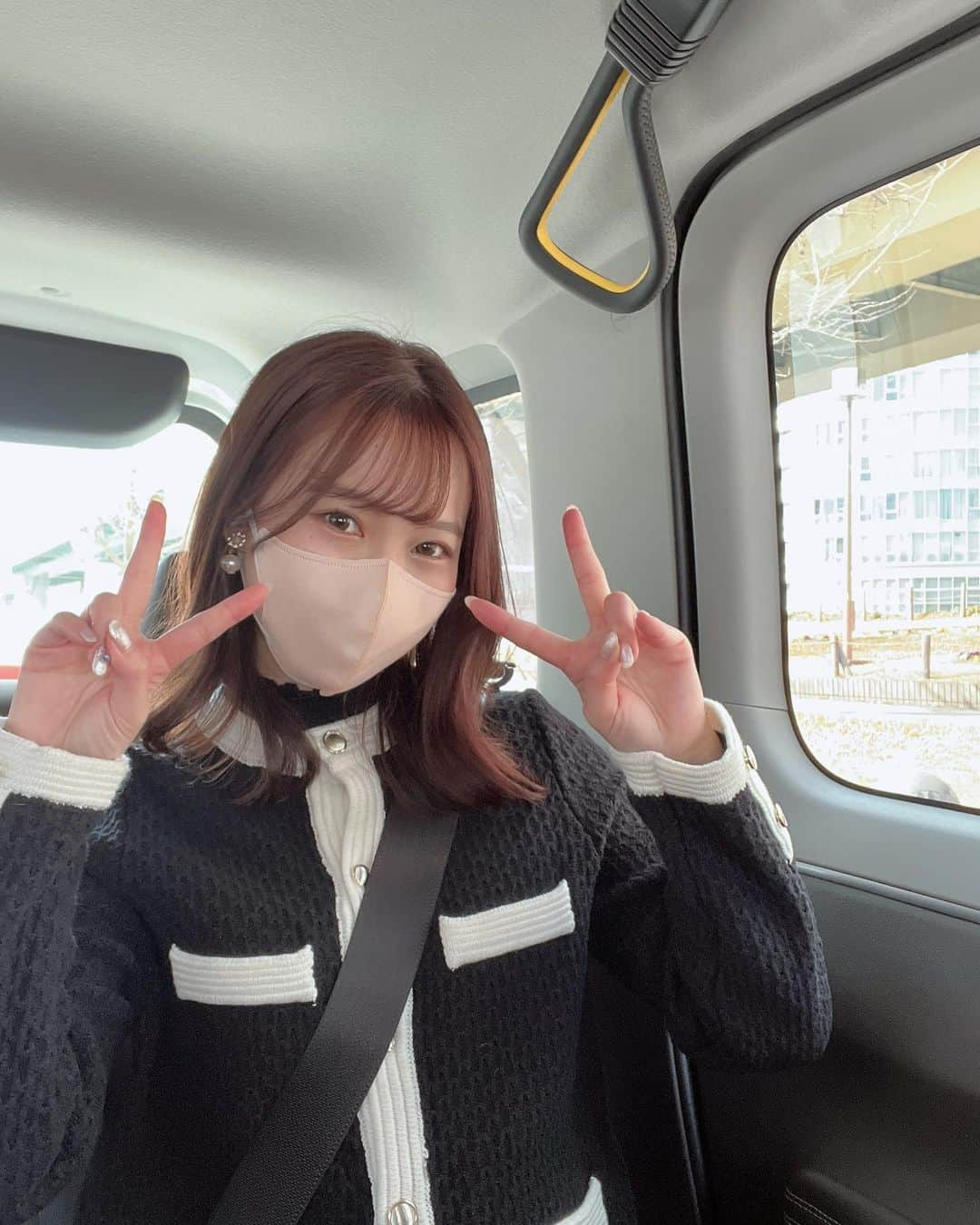 清里千聖さんのインスタグラム写真 - (清里千聖Instagram)「. #🚕 今日の移動中🥺❄️ 安全運転で運転手さんも優しくて 私もよく乗っている宝タクシー🚕💕 タクシーを乗るときはアプリ「GO」を利用しています💓  みなさん知っていますか？？ タクシーの位置が地図上で表示されるので到着するまでの時間も無駄なく過ごせるのがありがたい🥰 そして嬉しいのが、配車アプリGO！で宝タクシーを指定すると何度でもお迎え料金が無料なんです🥺👏🏻  しかも今ならアプリをダウンロードするとクーポンもゲットできるのでお得☺️💓 みなさんもぜひダウンロード＆宝タクシーを愛用してみてください🚕💎💕 #宝タクシー#PR#GOアプリ#タクシー#ジャパンタクシー#taxi#japantaxi#zipfm#🚖」2月17日 19時37分 - chiseikiyosato