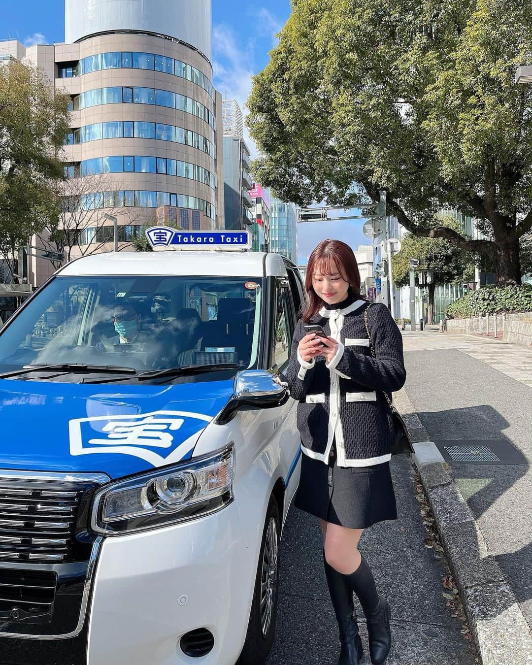 清里千聖さんのインスタグラム写真 - (清里千聖Instagram)「. #🚕 今日の移動中🥺❄️ 安全運転で運転手さんも優しくて 私もよく乗っている宝タクシー🚕💕 タクシーを乗るときはアプリ「GO」を利用しています💓  みなさん知っていますか？？ タクシーの位置が地図上で表示されるので到着するまでの時間も無駄なく過ごせるのがありがたい🥰 そして嬉しいのが、配車アプリGO！で宝タクシーを指定すると何度でもお迎え料金が無料なんです🥺👏🏻  しかも今ならアプリをダウンロードするとクーポンもゲットできるのでお得☺️💓 みなさんもぜひダウンロード＆宝タクシーを愛用してみてください🚕💎💕 #宝タクシー#PR#GOアプリ#タクシー#ジャパンタクシー#taxi#japantaxi#zipfm#🚖」2月17日 19時37分 - chiseikiyosato