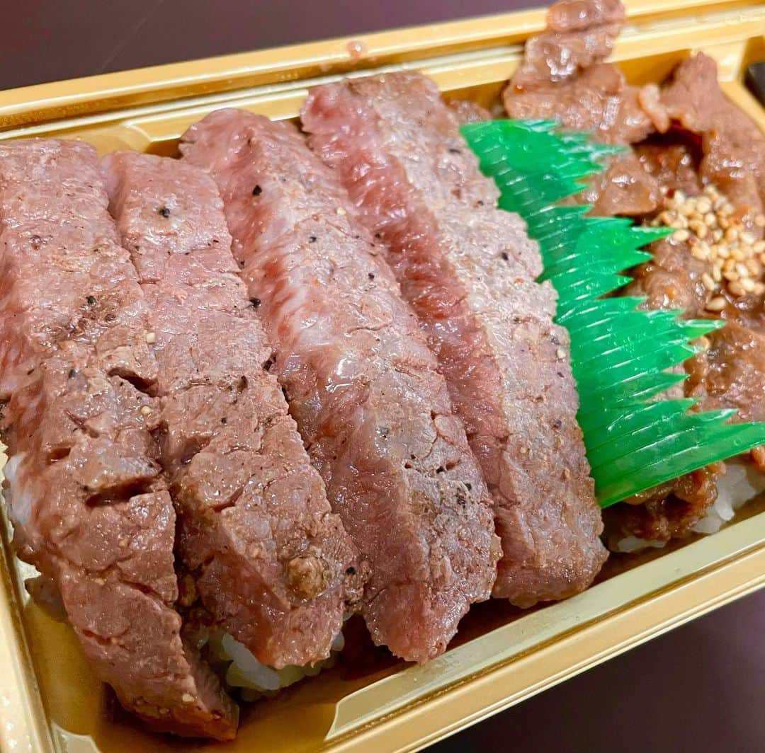 下山英哉さんのインスタグラム写真 - (下山英哉Instagram)「松阪牛のステーキ弁当‼️ 取材から帰って 食べようと蓋を開けようとしていたら…😊  「三重・和歌山・奈良の物産展」！ 鹿児島市の山形屋で開催中‼️  伊勢名物の赤福やういろ… 柿の葉寿しやこだわり野菜の奈良漬  伝統工芸も伊賀組紐や伊賀焼など…  日本最大の半島 紀伊半島の魅力満載😊  21日まで^_^  松阪牛ステーキは… とけるほどやわらかく 肉汁も上品👍  #三重和歌山奈良の物産展  #山形屋 #2年ぶり10回目 #紀伊半島 #日本最大の半島 #松阪牛 #ステーキ丼 #柿の葉寿し #赤福 #ういろ #かげろう #伊賀組紐 #伊賀焼 #伝統工芸品 #mbctv #mbc1ch #ニューズナウ #kagoshima」2月17日 22時06分 - shimoyama.hideya