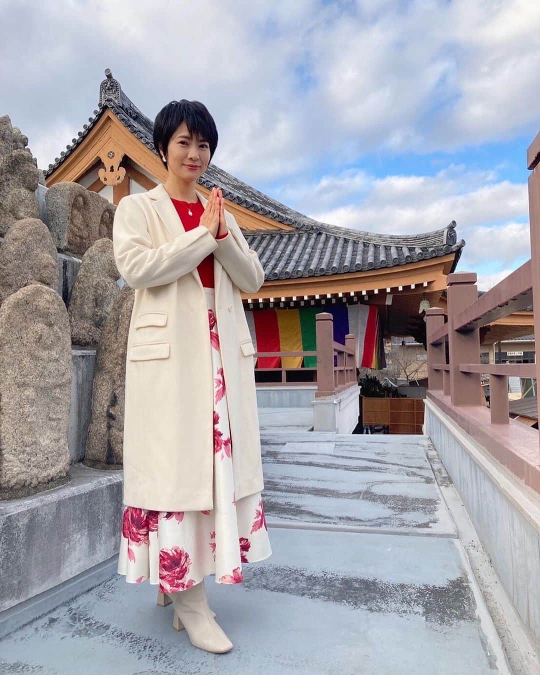 村井美樹さんのインスタグラム写真 - (村井美樹Instagram)「今週発売の『週刊新潮』2月24日梅見月増大号に、「とっておき 私の京都」（全4回連載）という特集ページで壬生寺を紹介させていただきました。  小さい頃、壬生寺の保育園に通っていたのですが、当時の私を覚えてくださっている保育士さんがたくさんいらっしゃってびっくり！懐かしく、嬉しかったです☺️  新選組の隊士達のお墓がある壬生塚。 近藤さんの胸像の前で新選組こけしとパチリ。ここで、保育園のお泊まり保育の時に肝試しをやった記憶も…👻  衣装の花柄スカートは @strawberry_fields_official  です。  #京都　#壬生寺  #新選組 #こけし　#阿保正文工人 #週刊新潮」2月18日 9時24分 - miki_murai_