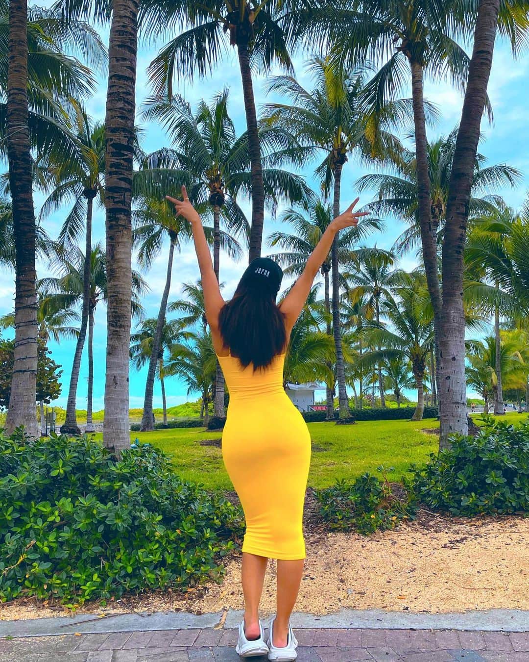 ユリサさんのインスタグラム写真 - (ユリサInstagram)「南国行くとイエローに惹かれる💛🏝💛  #マイアミのど真ん中でJAPANキャップをかぶる女 #観光客全開やないか #いや逆に日本大好きな外国人風か #tropical #yellow #miami #parmtree」2月18日 10時34分 - yurisa