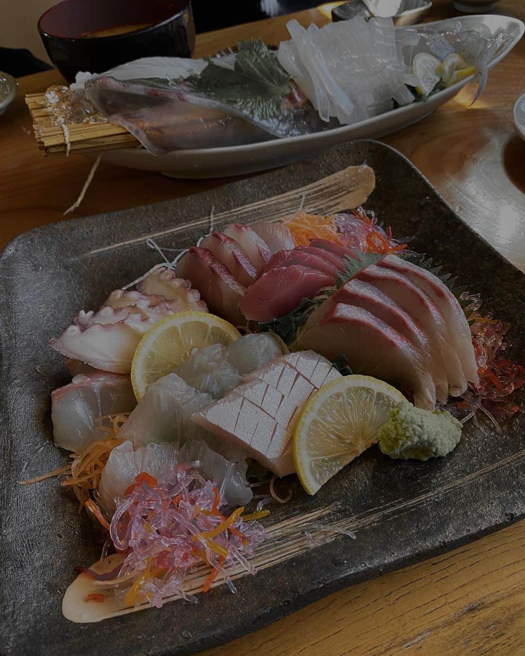 樋口千紗さんのインスタグラム写真 - (樋口千紗Instagram)「. 毎週恒例の長崎デート。今回は平戸へ。  海に囲まれてるだけあって新鮮な海鮮が安くで食べられる🥺✨  銀座で食べる寿司とか大したことないのにアホみたいな値段するけど、こっちでは、高級魚介でさえも東京の半分〜1/3くらいの値段で食べられる。   だから、もう都会で海鮮食べたくないし、食べるのがアホらしなるくらい舌が肥えてきてしまったww   THE長崎かぶれ🤟🤟🤟  Outer & Boots▶︎ @importshop_nicchia  Denim▶︎ @studior330   #長崎観光 #長崎観光スポット #国内旅行 #観光 #旅行 #travel #trip #tabijo #travelgram #travelblog #旅行好き #旅 #旅スタグラム #デートスポット #九州観光スポット #九州観光 #パワースポット #ドライブデート #自然好き #自然スポット #九州自然スポット #長崎自然スポット #長崎モデルコース #海 #絶景スポット #平戸観光スポット #平戸大橋 #平戸 #平戸観光 #イカの活造り」2月18日 20時11分 - chisa.higuchi