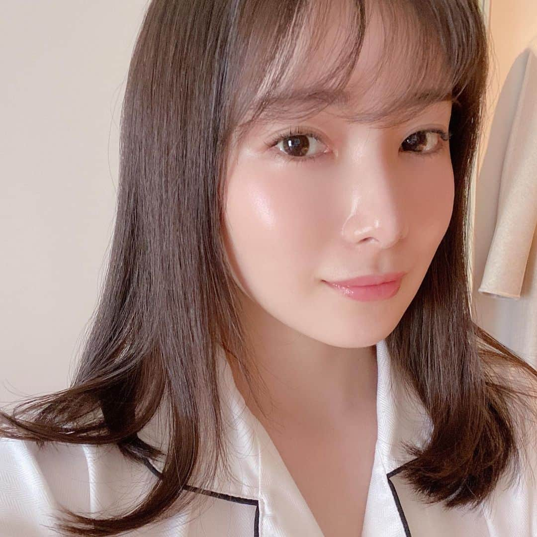 早田悠里子さんのインスタグラム写真 - (早田悠里子Instagram)「感動したシャンプー🧴🤍  出張用に小さめで蓋がしっかりしまるシャンプーを探していて何気なく購入したのですが、想像以上に良くって🥺💓  ラウロイルシルクアミノ酸Ｎａなどのアミノ酸系の界面活性剤がメインのシャンプー🧴  泡立ち良いのにキシキシ感は皆無。なんといってもドライヤーした後のサラサラ感がすごい🥺✨ 満足すぎて思わず自撮り🙈  シャンプーの主成分は水と界面活性剤だから、界面活性剤の成分がなんとなくでも見分けつくと、自分にあったシャンプーが見つけやすくなります☺️✨  こちらは、髪が細めで絡まりやすい方、ダメージが気になる方などにおすすめで、髪タイプに分けて数種類あるみたい💡  香りはナッツバニラ系と柑橘系の香り🥰🍊  容量もいくつか種類があって私のは1番小さいサイズ⭐️ シャンプー探している方にはすごくおすすめです🥰  #oggiotto #oggiottoシャンプー」2月18日 22時16分 - yurikohayata