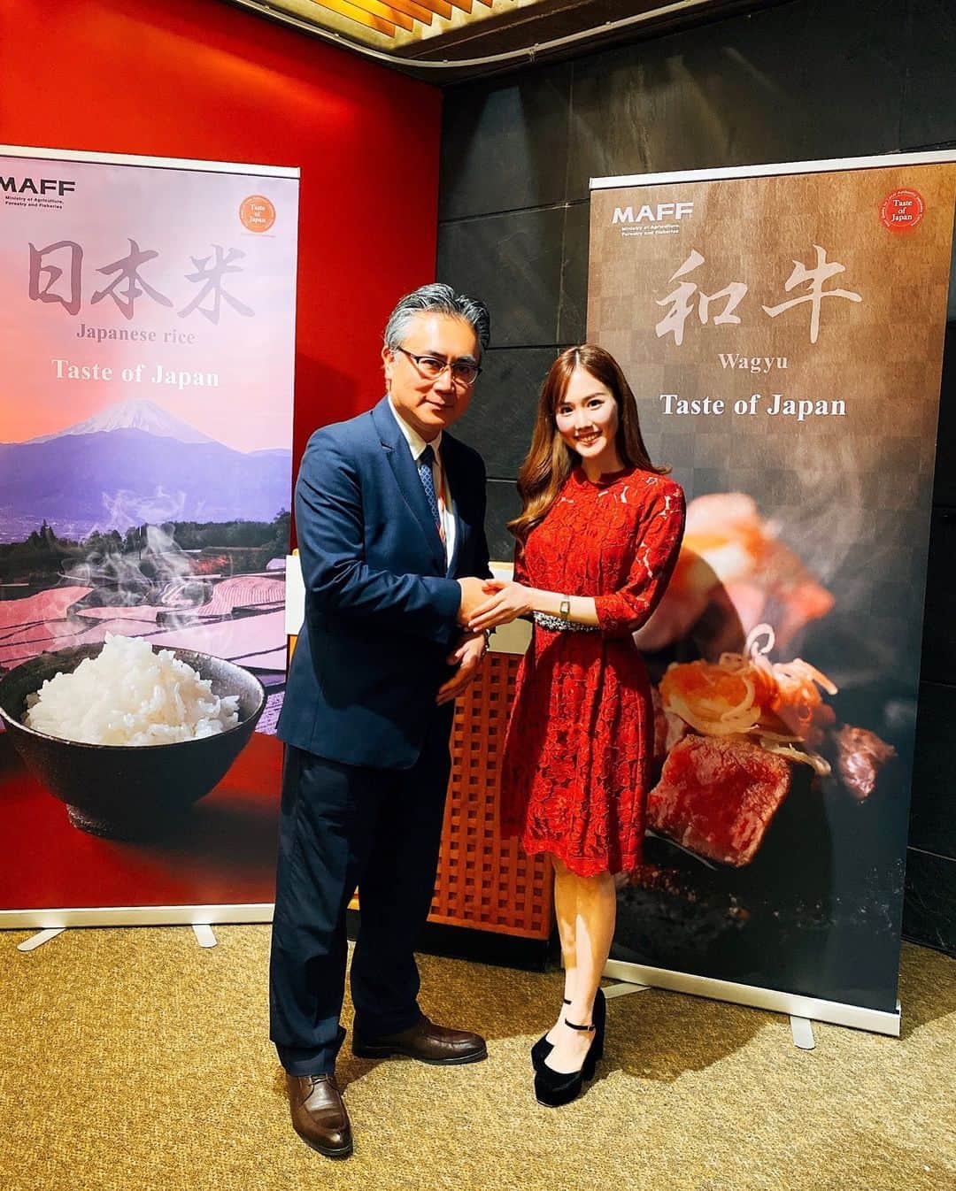 メロディー・モリタさんのインスタグラム写真 - (メロディー・モリタInstagram)「Emceed for an event held by the Japanese Government (Ministry of Agriculture, Forestry and Fisheries of Japan)😊🎤🇯🇵🇺🇸  Following the deactivation of import restrictions on Japanese food in the U.S. last September, this event was designed for food professionals here and in Japan to draw inspiration for new gastronomy in NY through Japanese food culture and products. The event was held twice with limited and spaced out seating per COVID-19 guidelines, but the guests' speeches, live presentations and global chefs' marvelous dishes created a warm environment.☺️  I am grateful for the continued partnership with the Japanese government over the years and look forward to continue helping to spread Japanese culture globally. Many thanks to everyone involved in making the events happen!  Slides include a glimpse from the event, a photo with Mr. Matsumoto of the Consulate-General of Japan in New York, the beautiful kaiseki bento box, venue, and my MOTD wearing a red dress for Japan.✨  ニューヨークで行われた、日本農林水産省が主催したイベントのMCを務めさせて頂きました✨ 日本からは農林水産審議官、福島県知事も英語でスピーチをされました。  アメリカでの日本産食品の輸入規制が2021年9月に撤廃された為、アメリカの食品業界の方々に日本食品の素晴らしさを感じてもらうイベントとなりました。  コロナ感染対策のためイベントは人数制限で2回に分けられ、着席形式で行われました。本当に久しぶりのニューヨークでの日本政府イベントでご一緒させて頂き、微力ですが私も共にアメリカの方々に日本食の良さを伝えていける様に頑張りたいと改めて思いました。  写真はイベントの様子、美しい懐石弁当、ゲストスピーカーのお一人、在ニューヨーク日本国総領事館  松本 太様と。衣装は日本を意識した赤のドレスにしました😊✨ #NY #MC #日本政府 #農林水産省」2月19日 9時56分 - melodeemorita