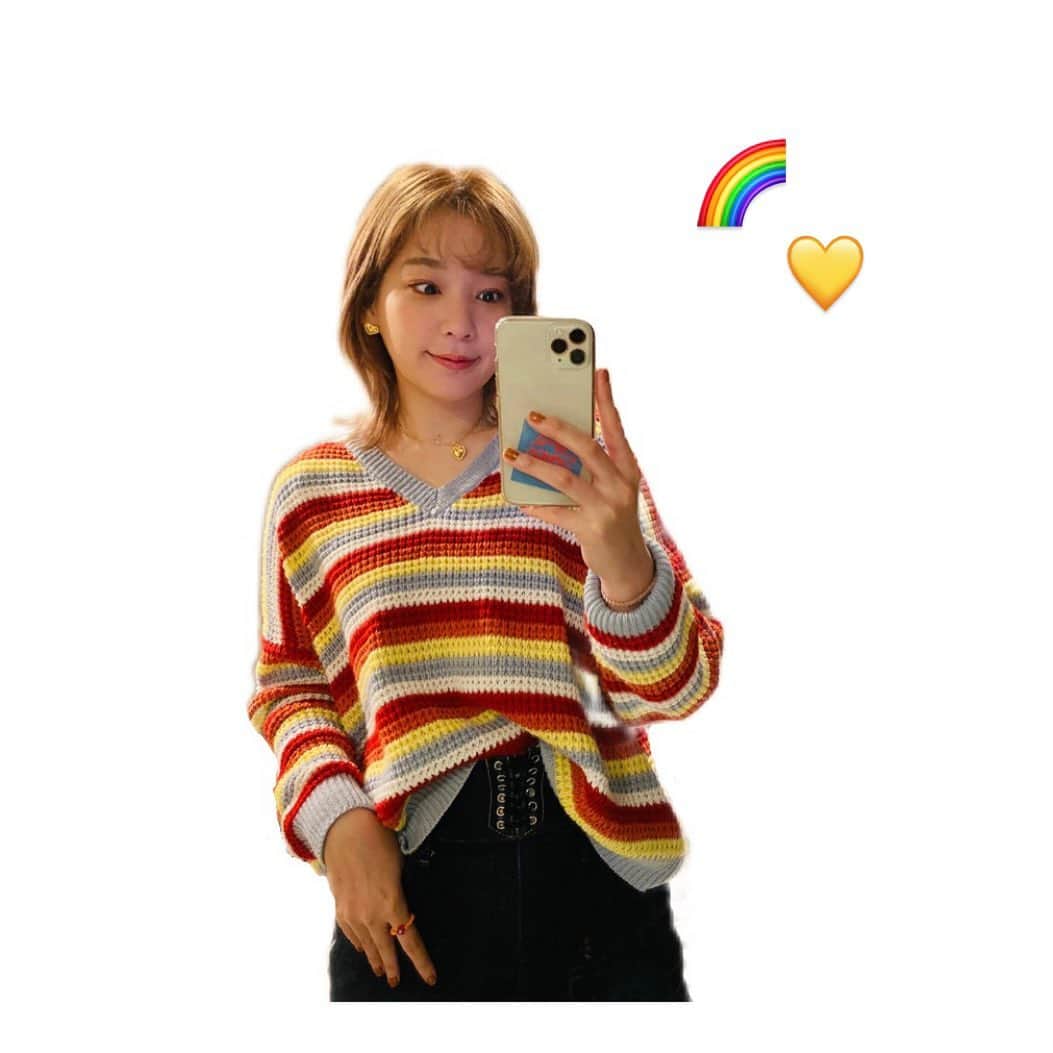 高槻かなこさんのインスタグラム写真 - (高槻かなこInstagram)「HAPPY rainbow knit 🌈 (どこで買ったか忘れた🥲) (プチプラ服)  アクセサリー @__isrie  パンツ @honeymihoney_official」2月19日 15時15分 - kanako.tktk