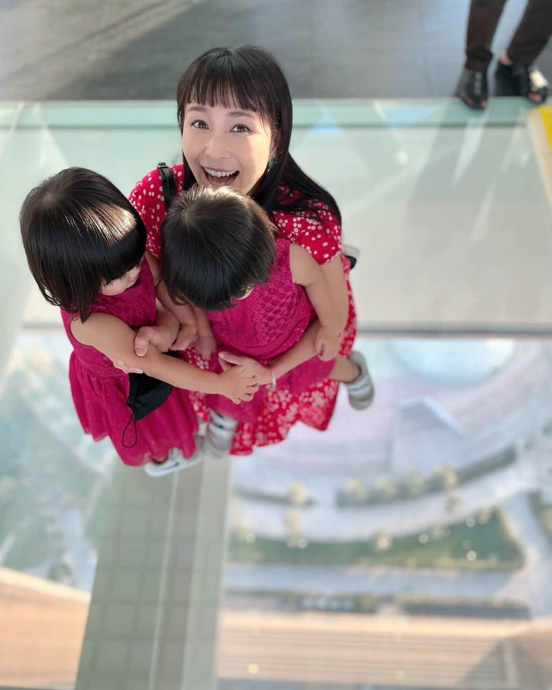 前田阿希子さんのインスタグラム写真 - (前田阿希子Instagram)「ドバイフレーム！！  展望台のエレベーターを背にして、左側の窓からはオールドドバイ、右手側の窓からはニュードバイの街並みが見えます🤩  足元はスケスケ…  44階相当の高さは高所恐怖症じゃなくても足がすくみます😨  周りは公園になっていて 姉妹都市の大阪のシンボル 大阪城もありました🤩  夜からバーベキューを楽しむ人々で大賑わい。  今度は１日かけてのんびり来なきゃ😆  #dubai #dubailife  #dubaiframe  #twins#双子 #双子のいる暮らし #双子のいる生活」2月19日 16時36分 - akiko_1206