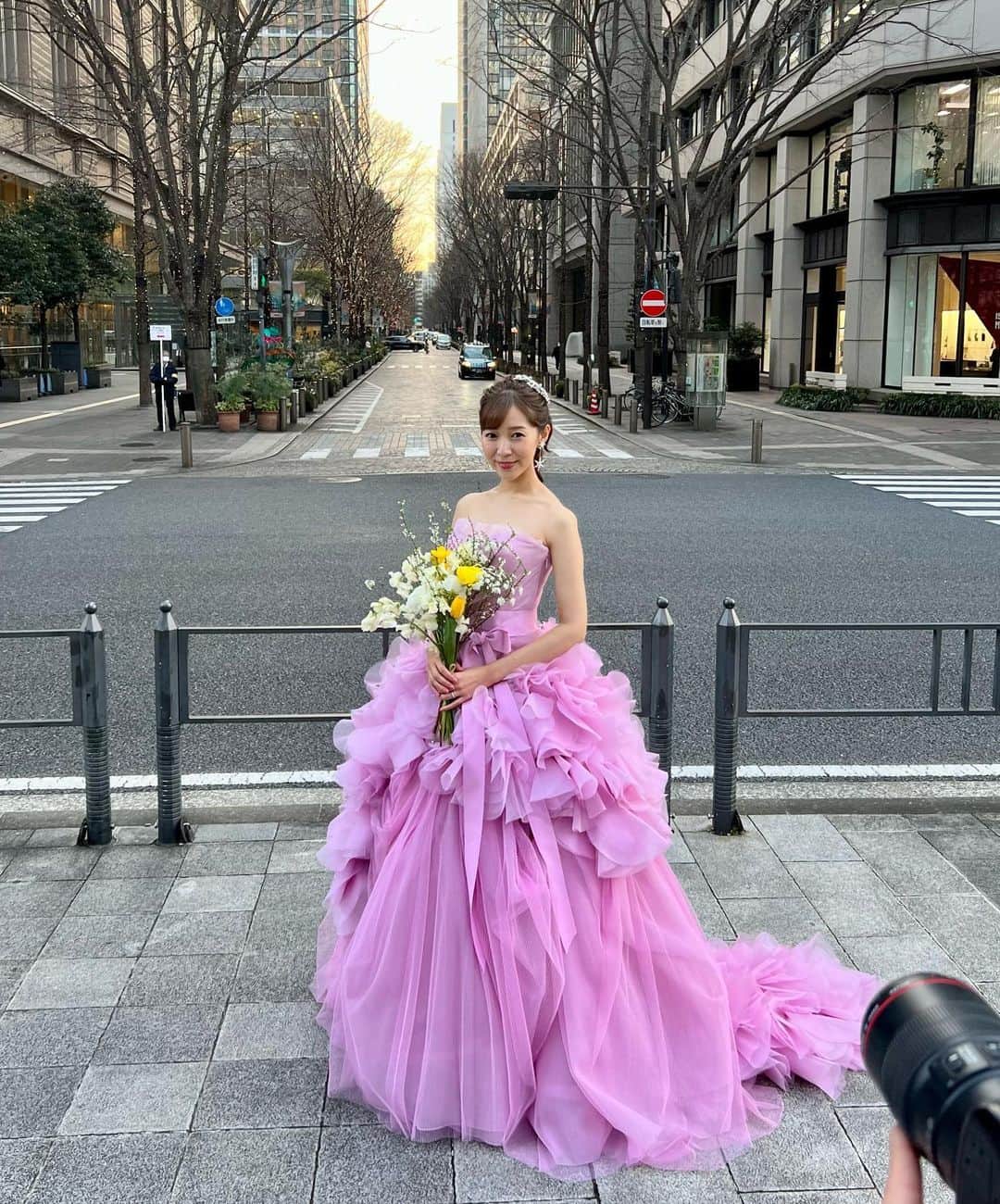 小野澤玲奈さんのインスタグラム写真 - (小野澤玲奈Instagram)「最近は大変なことばかりだったので🥲 楽しかった１月を振り返り  年の初めに東京駅周辺で後撮りをしました👰🏻‍♀️ 後撮りまでしなくていいでしょ〜って感じですが ドレスの特典で付いてきたものです笑 特にピンクのヘイリーは披露宴で少ししか着てないので 写真に残せてよかった💕  寒さ対策、カイロ８こ＆ホットアイマスク＆ダウンで臨みました🔥  まだ旦那のスマホの写真しかないですが とってもいい感じ🌺  カメラマンさんがのせ上手で 困惑しながらもモデル気分を味わいました😂 掛け声やばい笑笑  今思えばお堀の撮影も変人みたい笑  ちなみに前撮りは静岡で！ 三保松原や富士山や駿河湾、さらには前代未聞の場所で撮ったのも良い思い出😄 Ｋスタジオ敏腕カメラマンさんのアイディア、本当にすごいです😂💓  #ウェディングフォト #前撮り #後撮り #冬の前撮り  #東京駅前撮り #東京駅後撮り  #ヴェラウォン #verawang  #ルイーザ #ヴェラウォンルイーザ #ヘイリー #ヘイリーピンク  #ブーケ は#hibiyakadanstyleasty静岡店  #パレスな花嫁 #palacehoteltokyowedding  #プレ花嫁 #プレ花 #卒花嫁 #卒花  #楽しいことないかな」2月19日 19時11分 - reina.onozawa