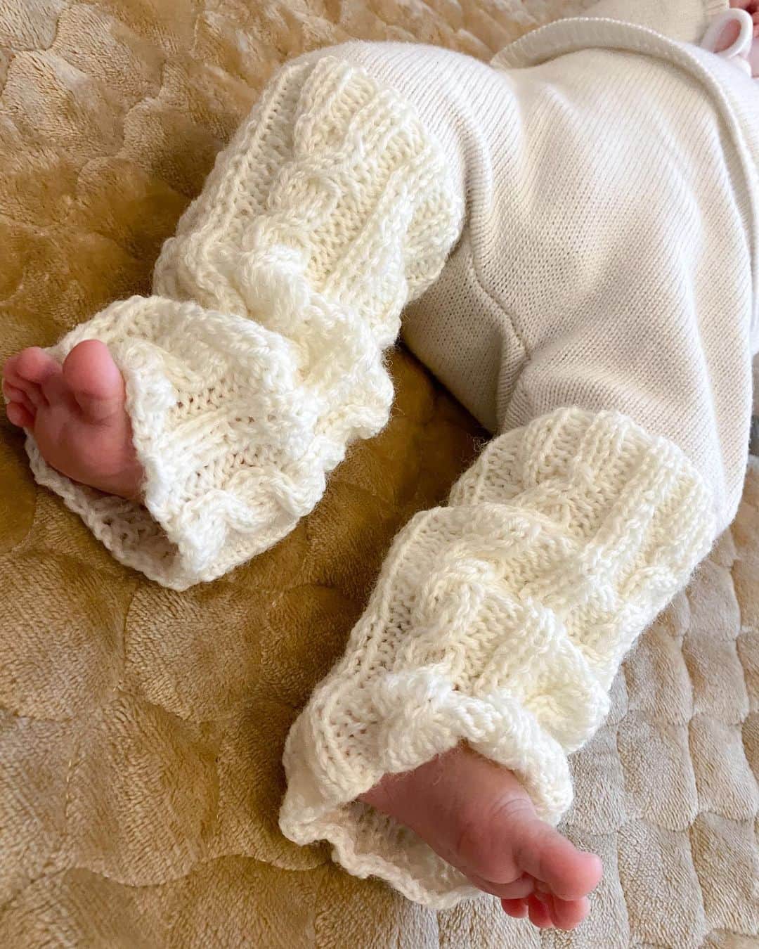 おのののかさんのインスタグラム写真 - (おのののかInstagram)「＊ 気づけば２月。 娘も３ヶ月になりました👶🏻🌸  まだまだコロナが落ち着く様子もなく 赤ちゃん広場などに行ってママ友 つくりたいけど、なかなか行けず、、  夫も合宿で家をあけて娘とふたりきりだと なんだか寂しくなったりして😂  先日ストーリーに最近のこと書いたら たくさんのママさんたちがメッセージくれて ひとりじゃないんだな〜と 温かい気持ちになりました🥺🙏❤️ ストーリーはアーカイブにも残してあります✨  最近は編み物にはまっていて🧶 出産前はミシンを使って色々作っていましたが 編み物だと音も立てずに娘が寝ている間に 起こすことなく作業できるのが🙆‍♀️❤️  バタバタな毎日ですが 編み物をしてるときはなんだか無心になれて🥺✨ 育児以外にもなにか熱中できることがあるって 大切だな〜と思いました☺️  インスタは更新してなさすぎるので また少しずつ頑張っていきます😂😂😴」2月19日 19時31分 - ononono_ka