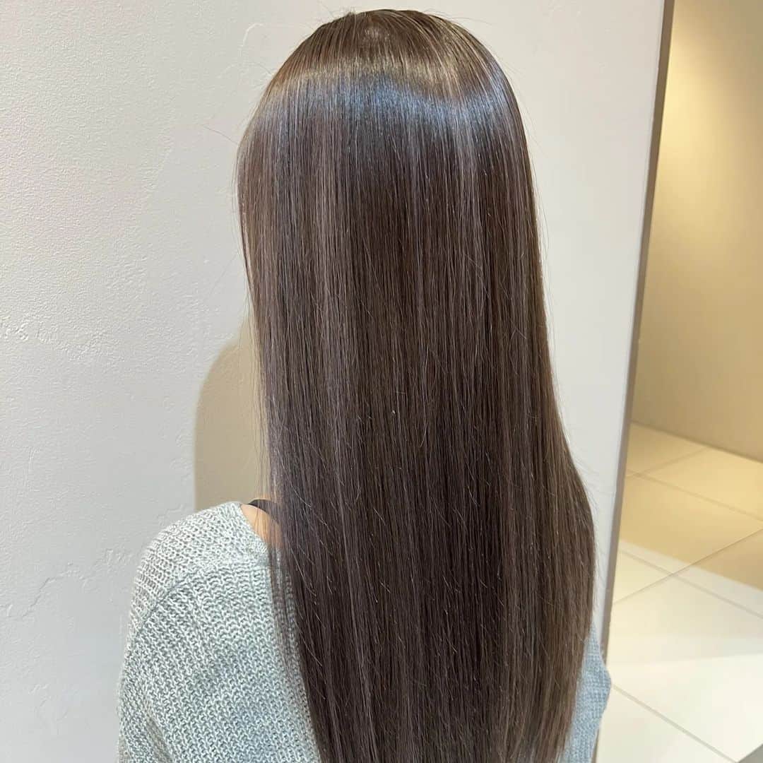 桐嶋りのさんのインスタグラム写真 - (桐嶋りのInstagram)「. . カラーとトリートメントしてきた♥️ . 前回ハイライトを入れたから 今回のカラーが綺麗に入ってる☺✨ . そして何やら 新しいトリートメントがあるみたいで やって貰った!! . その名も『架橋トリートメント』 . 更にツヤ～さら～になったよ💕 動画の方がツヤ感伝わるかな?? . 常に新しい技術を体感出来るのって嬉しい!! . 片桐さん( @rollen_katagiri ) いつもありがとう🙏✨✨ . .」2月19日 20時19分 - rino_kirishima