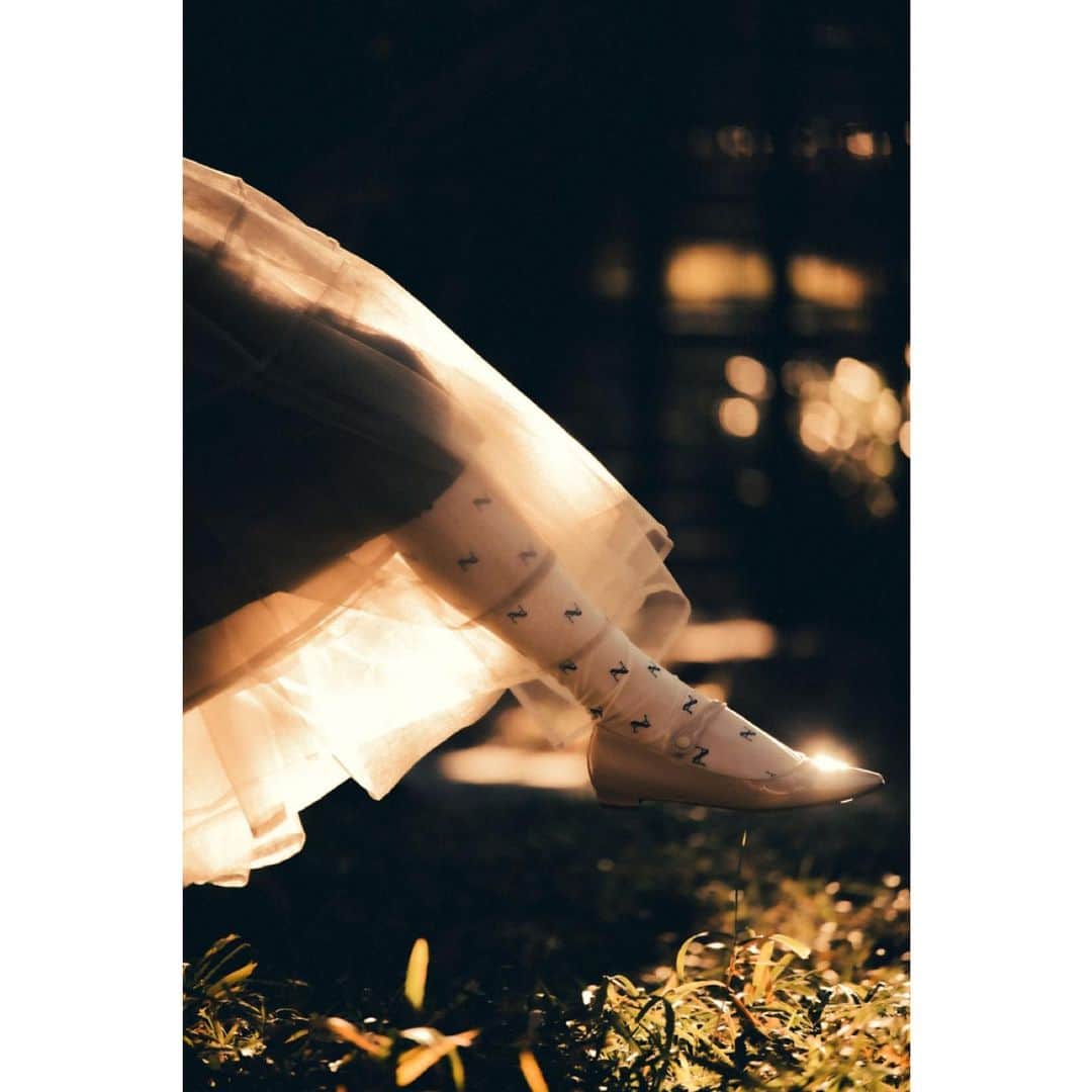 橋本愛さんのインスタグラム写真 - (橋本愛Instagram)「今月の #ときめきホロスコープ は 魚座のあなたですー♓️🐠♡  現実と空想を行き来する。魚座は愛に満ちたロマンティスト だって😍素敵🥰  頭のヘッドドレスは、実はチュールのブラウスを巻き巻きしたの。。すごいよね。。  #spur #魚座 #ホロスコープ」2月20日 11時52分 - ai__hashimoto