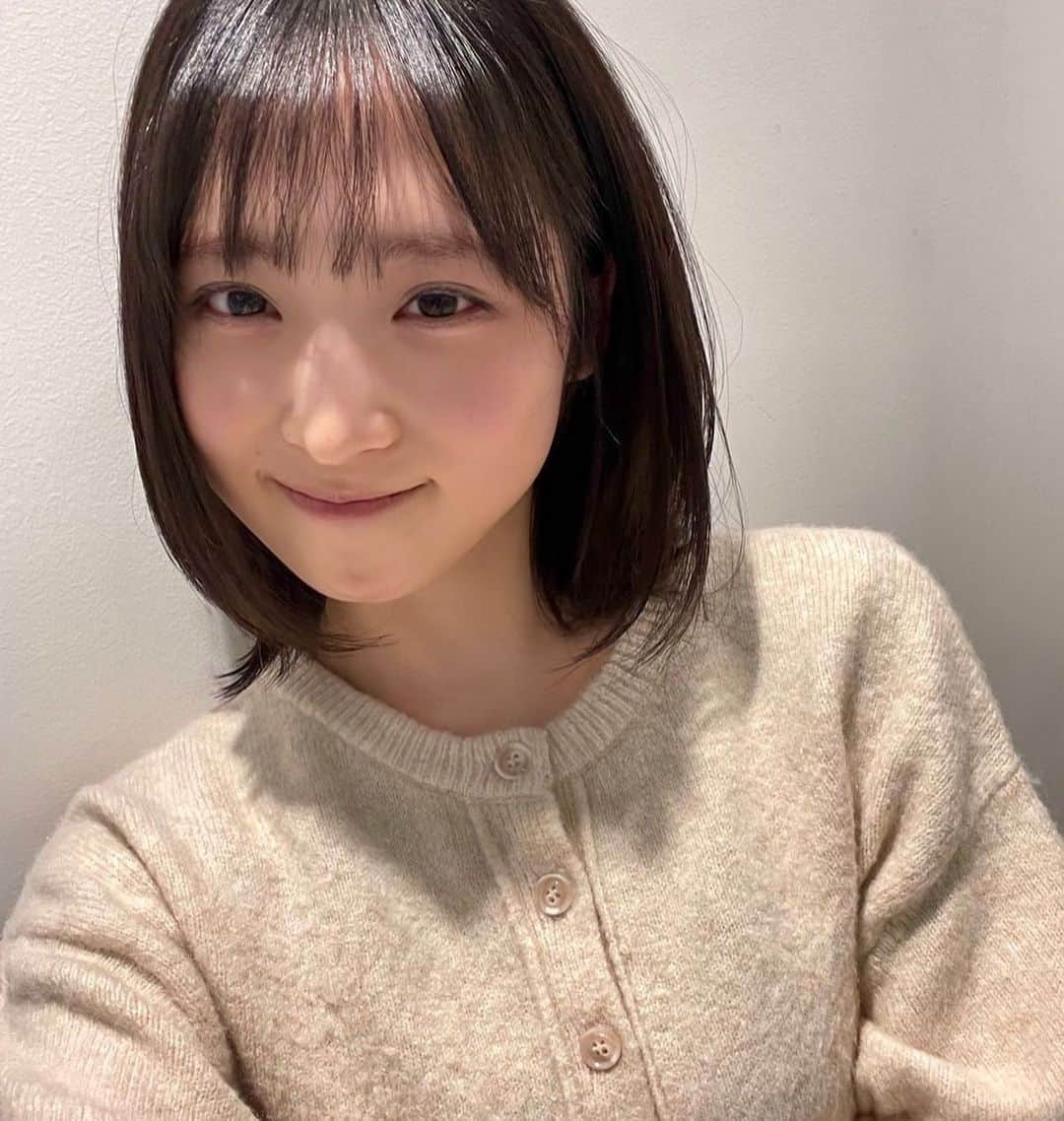 小栗有以さんのインスタグラム写真 - (小栗有以Instagram)「チョキチョキ…👩🏻✂️  今までで1番短い長さかも…  #黒髪ヘア#ボブヘア#ボブ #ヘアチェンジ」2月20日 12時20分 - yuioguri_1226