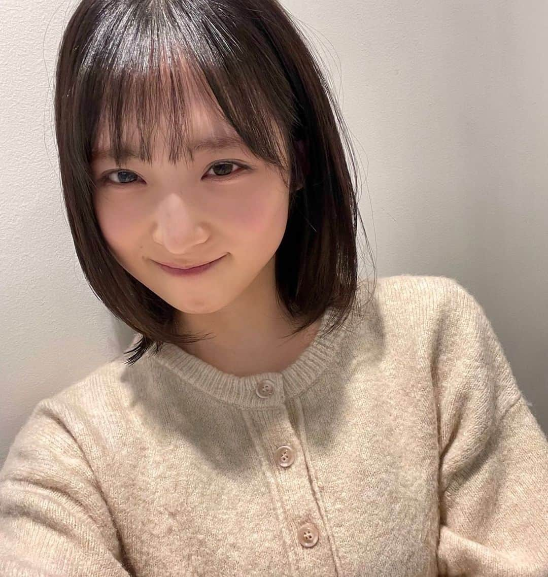 小栗有以さんのインスタグラム写真 - (小栗有以Instagram)「チョキチョキ…👩🏻✂️  今までで1番短い長さかも…  #黒髪ヘア#ボブヘア#ボブ #ヘアチェンジ」2月20日 12時20分 - yuioguri_1226