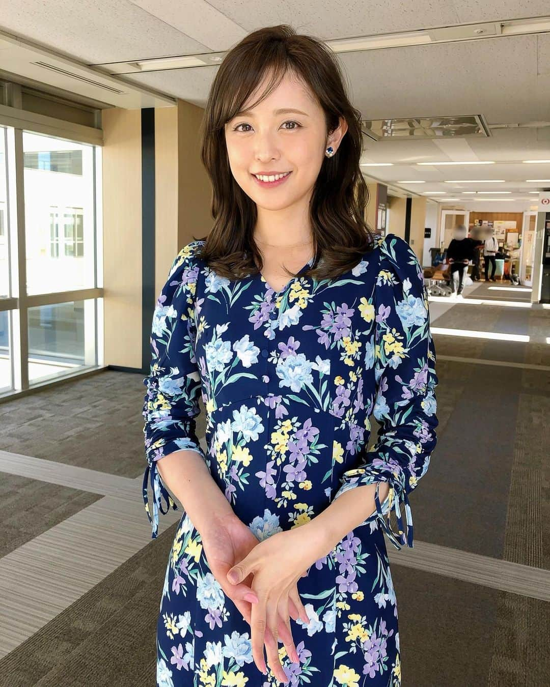 久慈暁子さんのインスタグラム写真 - (久慈暁子Instagram)「* まだまだ寒い日が続きますが 春っぽいワンピース💐 * #衣装 #花柄ワンピース」2月20日 21時01分 - kuji_akiko