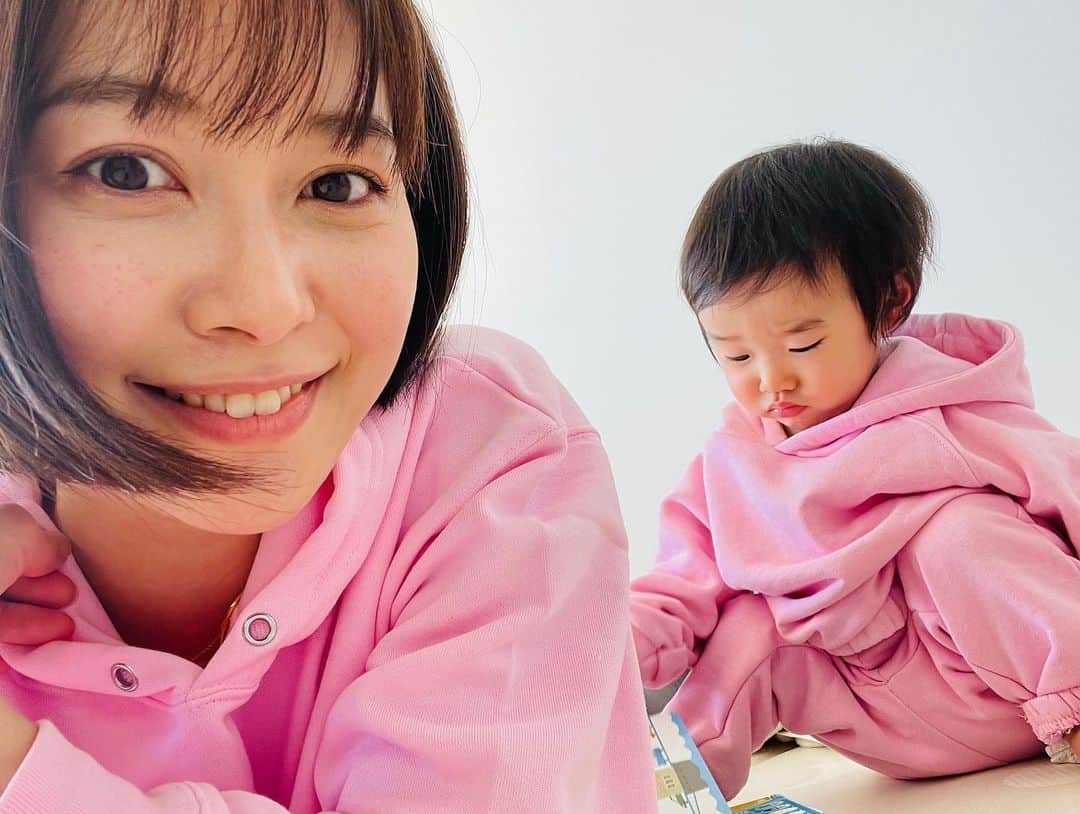 久冨慶子さんのインスタグラム写真 - (久冨慶子Instagram)「・ ピンクを着せてみたくて おそろいにしてみたくて🤍 なかなか一緒に写真撮ってくれませんでした🤣 ＊ ＊ #赤ちゃんのいる生活  #おそろコーデ  #夫には不評 #ピンクコーデ  #パーカー」2月21日 17時28分 - keiko0hisatomi