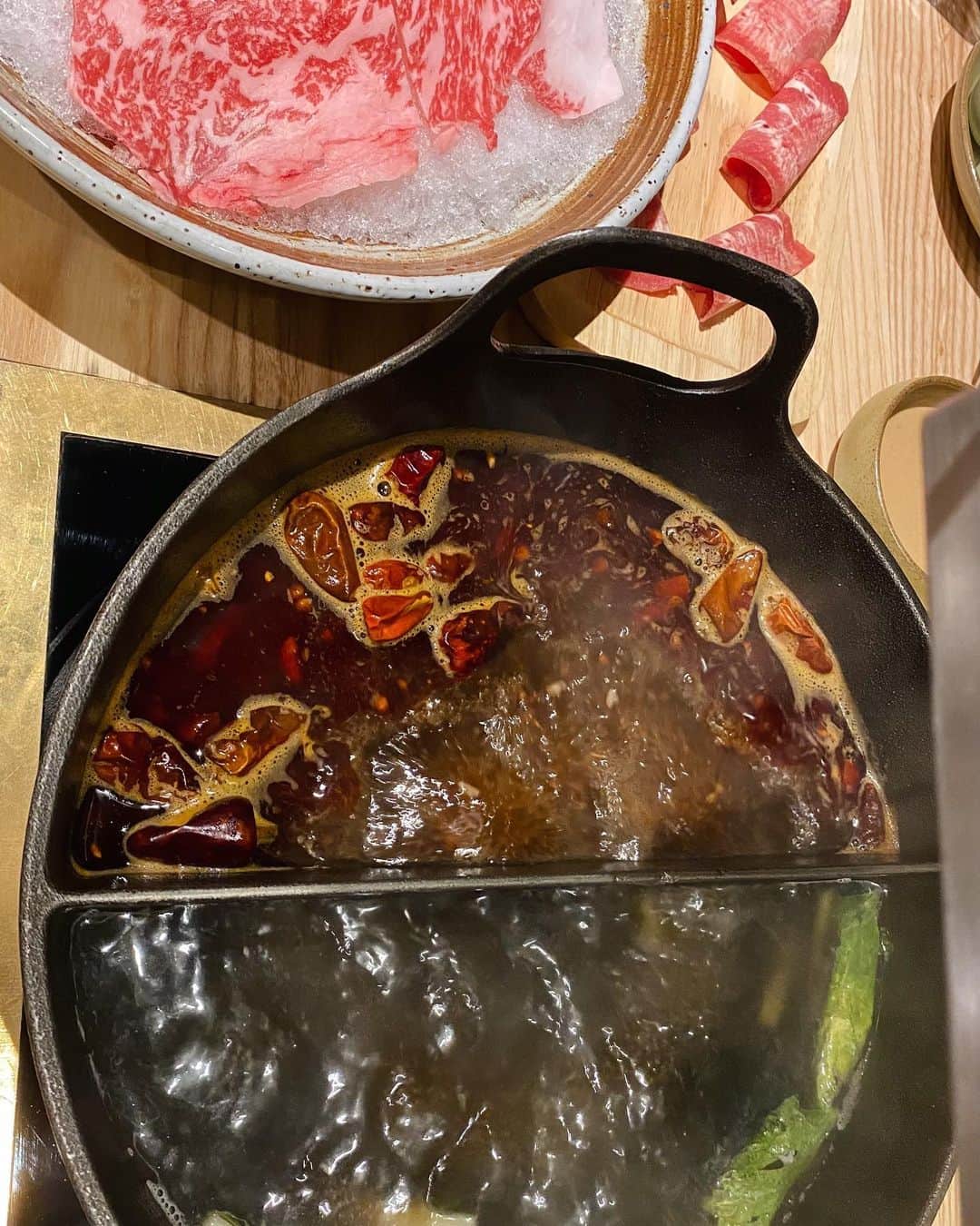 酒井麻里（Juri）さんのインスタグラム写真 - (酒井麻里（Juri）Instagram)「本場中国の味が堪能できる火鍋のお店 みーつけた🔍 京都で美味しい火鍋のお店探してたんです。  たっぷりの野菜とお肉を、薬膳白湯&麻辣スープの2色鍋で煮込んでいただきます🥢 (中国茶を使ったスープで抜群に美味しかった😮‍💨)  食べ進めてると身体がかなりポカポカします♨…だけどわたしは普段体温が高めなので、即暖房オフ！ってなってお友達に迷惑かけちゃった🧏‍♀️笑 相当温まります♡  今この寒い時期にはもってこいの火鍋屋さんです🌶  #尽膳口福 #薬膳火鍋 #京都グルメ #火鍋」2月21日 18時05分 - jurixoxoxo