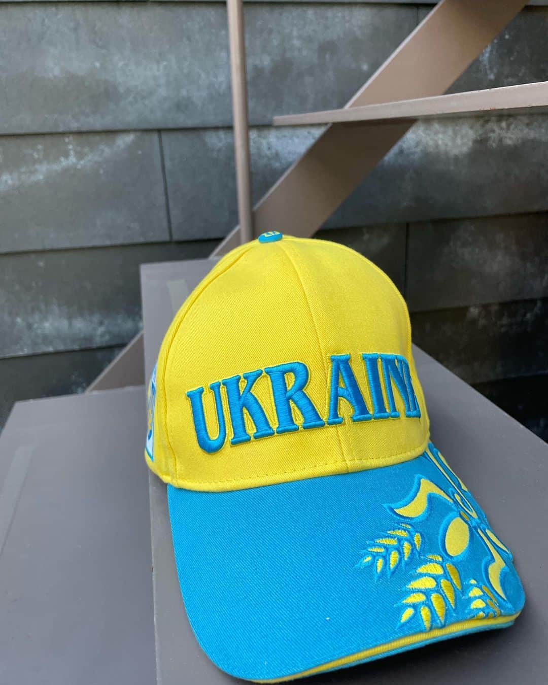 塩田真弓さんのインスタグラム写真 - (塩田真弓Instagram)「緊張が続く ウクライナ情勢を受けて 昨夜は出勤しました💨  日本の雪景色と 彼の地の雪景色を 重ねて想うと 前線の過酷さが偲ばれ、、  ふとクローゼットで見つけた ソチオリンピック ウクライナチームのキャップ (姉のお土産でした)  国旗と同じ青と黄色🇺🇦 青い空と小麦のデザインに エンブレムの模様が印象的です (ウクライナは小麦の輸出世界第2位)  ソチオリンピックは2014年2月 クリミア併合は その祭典の直後の3月 オリンピック最中に事態が動いた点は 今回と どうしても重なって見えてしまいます  OSCE欧州安保協力機構によると 18日夜までの24hで 敵停戦違反報告の数 1566回 前日比80%⤴️  これだけの数字は 2014-15年以来なのでは という専門家も  ただいま 欧州時間で正午 メディアやジャーナリストの発信が 気になって仕方ないのですが やるべきことに戻ります✍️  #ウクライナ」2月21日 20時11分 - mayumi_shiota_