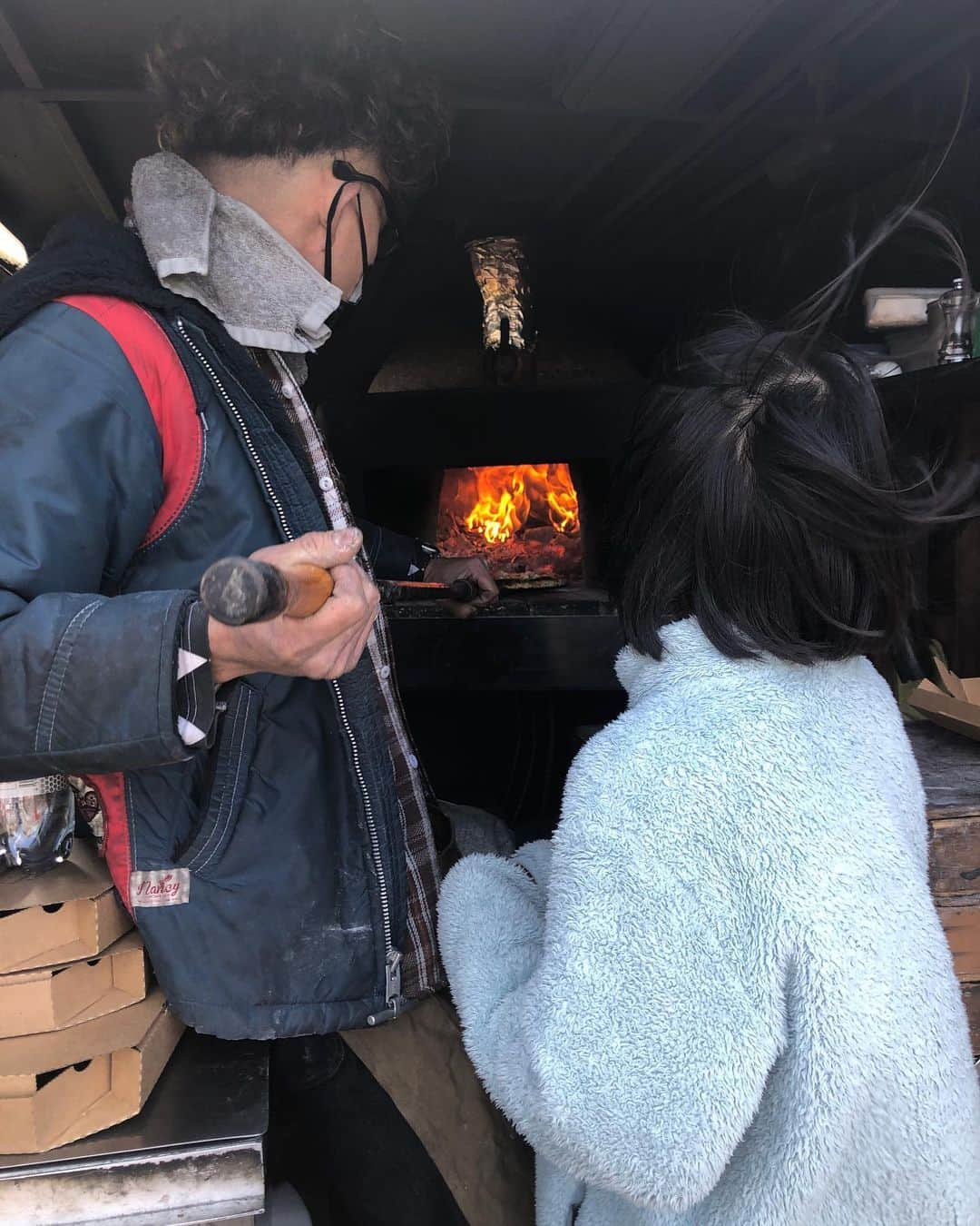 中野美奈子さんのインスタグラム写真 - (中野美奈子Instagram)「週末にふらりと立ち寄ったイベント。  自衛隊のブースでバーチャル戦車を初体験！ 大興奮の息子と自衛隊くん（？）と記念撮影のわたし。  寒かったけど、キッチンカーも何台か出ていて短時間で楽しめました。  それにしてもキッチンカーにピザ窯があるなんて！！ 焼きたてピザ🍕絶品でした。 ご馳走様でした。  #自衛隊 #バーチャル体験  #自衛隊犬　？ #息子撮影  #キッチンカー #ピザ #絶品  #屋外イベント #感染対策   #中野美奈子」2月21日 21時26分 - minako_nakano.official