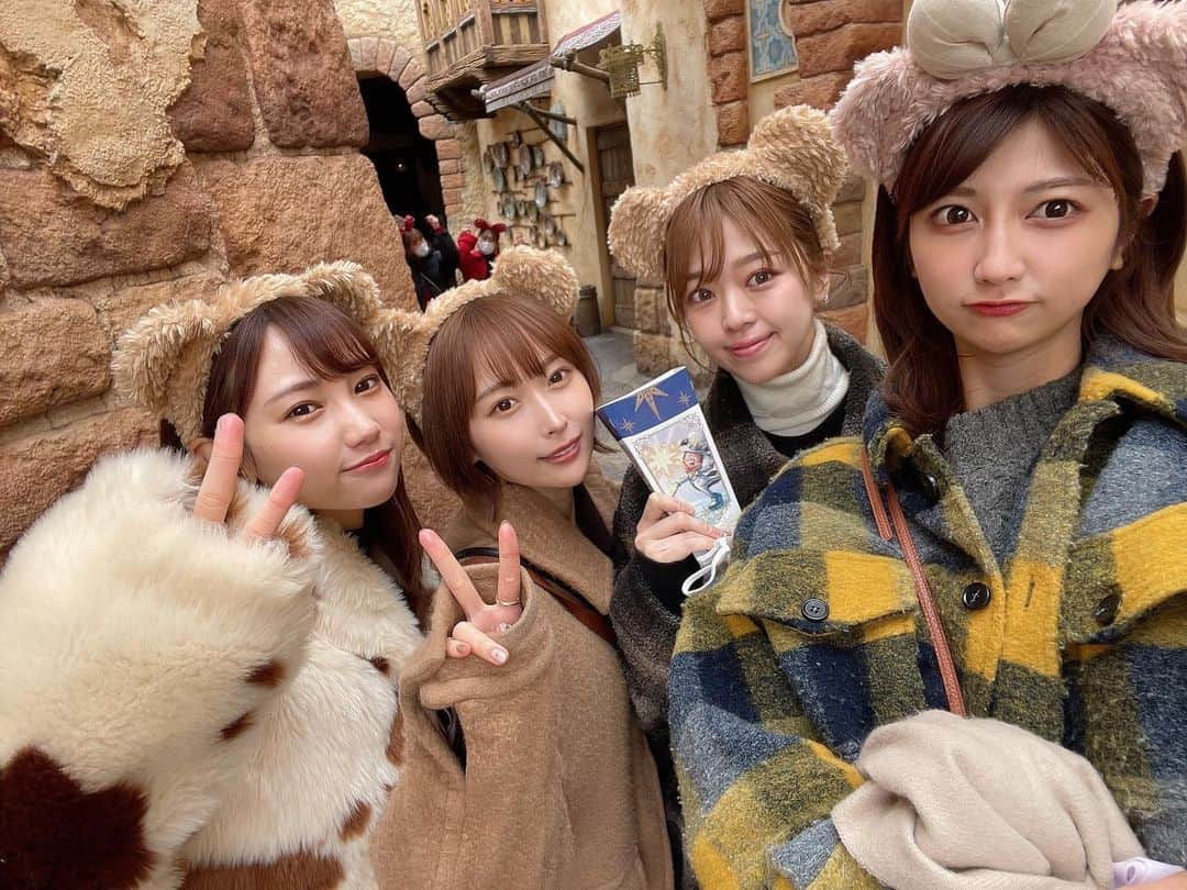 島田玲奈さんのインスタグラム写真 - (島田玲奈Instagram)「. @shion30 のバースデーディズニー🐭💐 . いつもの4人で行ってきました、めちゃめちゃ楽しかった日🤍 . 次は5月のあかねのお誕生日なにするか楽しみ🥰 . #ディズニー #ディズニーシー」2月21日 23時32分 - smd_rn321