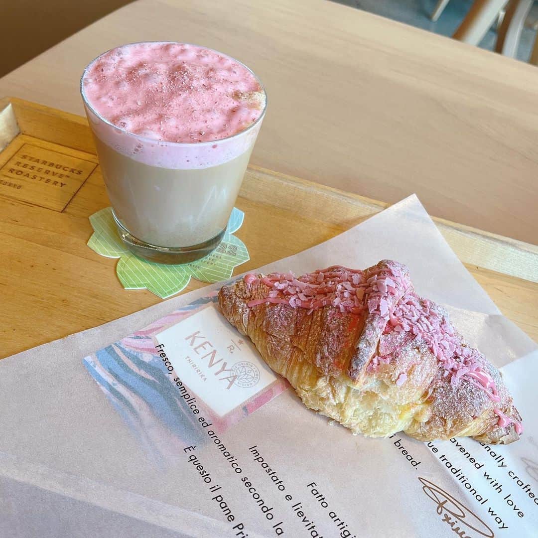 釜井美由紀さんのインスタグラム写真 - (釜井美由紀Instagram)「🌸🌸🌸 ⁡ 大好きな桜のシーズン♡ ドリンクはもちろんクロワッサンがとっても美味しかった…🤤💓 ⁡ ☕️ @starbucksreserve_tokyo  欲しかったマグもゲットしました🌸 この時期のグッズどれも可愛くて困るなぁ🤭笑 ⁡ #朝活 #スタバロースタリー #中目黒スタバ #スタバ #スターバックスさくら #スターバックスSAKURA #中目黒カフェ #カフェ巡り #さくら #桜 #クロワッサン #さくらマキアート #starbucks #starbucksreserveroasterytokyo #starbucksreserve」2月21日 23時35分 - miyuki.kamai