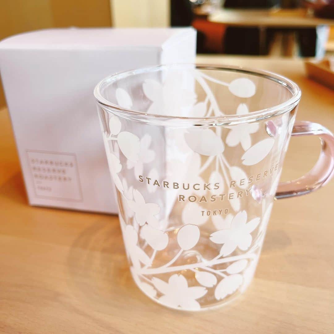 釜井美由紀さんのインスタグラム写真 - (釜井美由紀Instagram)「🌸🌸🌸 ⁡ 大好きな桜のシーズン♡ ドリンクはもちろんクロワッサンがとっても美味しかった…🤤💓 ⁡ ☕️ @starbucksreserve_tokyo  欲しかったマグもゲットしました🌸 この時期のグッズどれも可愛くて困るなぁ🤭笑 ⁡ #朝活 #スタバロースタリー #中目黒スタバ #スタバ #スターバックスさくら #スターバックスSAKURA #中目黒カフェ #カフェ巡り #さくら #桜 #クロワッサン #さくらマキアート #starbucks #starbucksreserveroasterytokyo #starbucksreserve」2月21日 23時35分 - miyuki.kamai