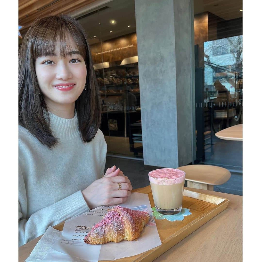 釜井美由紀さんのインスタグラム写真 - (釜井美由紀Instagram)「🌸🌸🌸 ⁡ 大好きな桜のシーズン♡ ドリンクはもちろんクロワッサンがとっても美味しかった…🤤💓 ⁡ ☕️ @starbucksreserve_tokyo  欲しかったマグもゲットしました🌸 この時期のグッズどれも可愛くて困るなぁ🤭笑 ⁡ #朝活 #スタバロースタリー #中目黒スタバ #スタバ #スターバックスさくら #スターバックスSAKURA #中目黒カフェ #カフェ巡り #さくら #桜 #クロワッサン #さくらマキアート #starbucks #starbucksreserveroasterytokyo #starbucksreserve」2月21日 23時35分 - miyuki.kamai