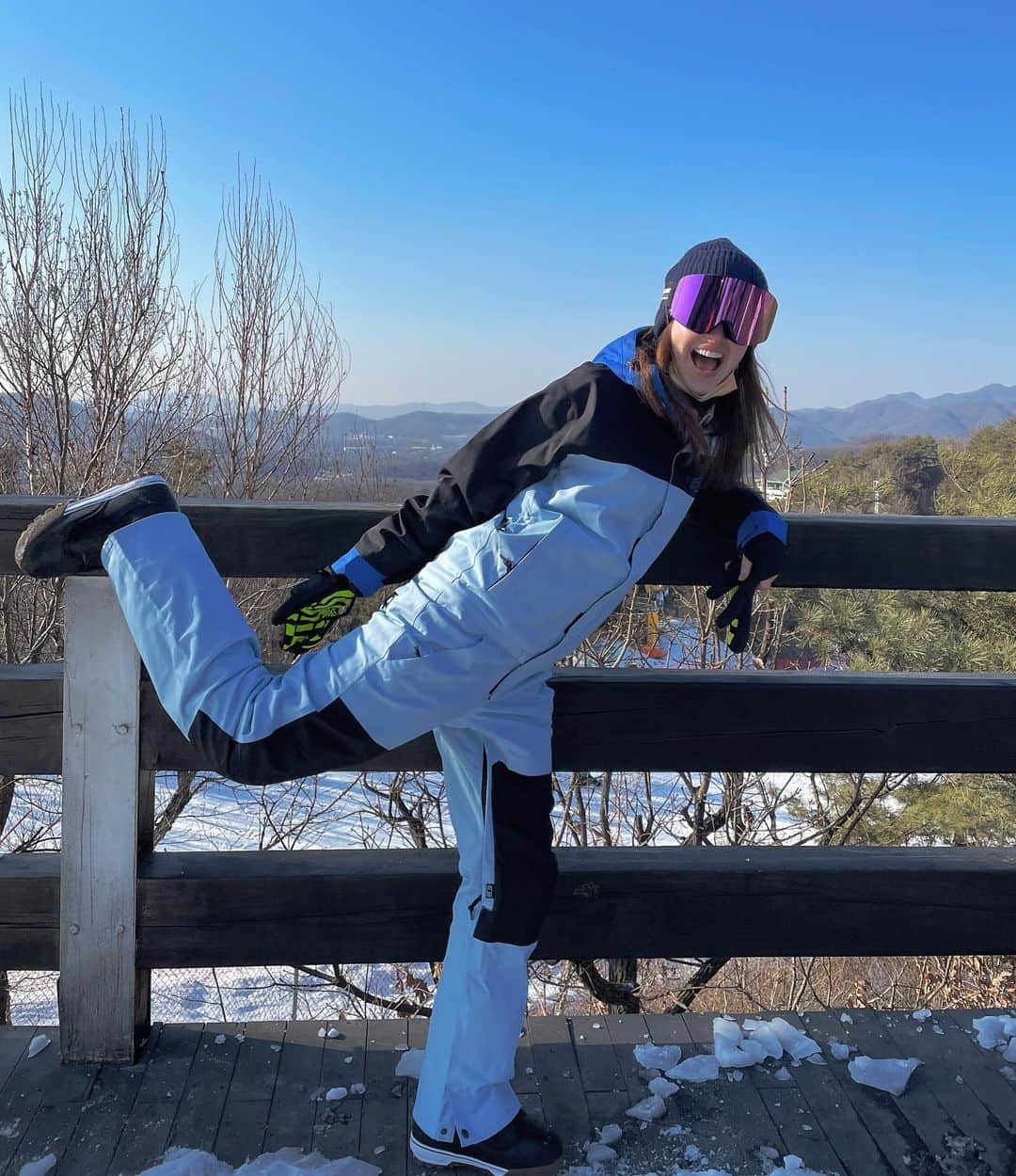 アンジェリーナ・ダニロヴァさんのインスタグラム写真 - (アンジェリーナ・ダニロヴァInstagram)「Was that a flip or a very good for your mental health and body yoga pose called halasana?🧘🏻‍♀️👀  We will never know, but maybe don’t practice it on the slopes. #yogaboarding」2月21日 23時50分 - angelinadanilova