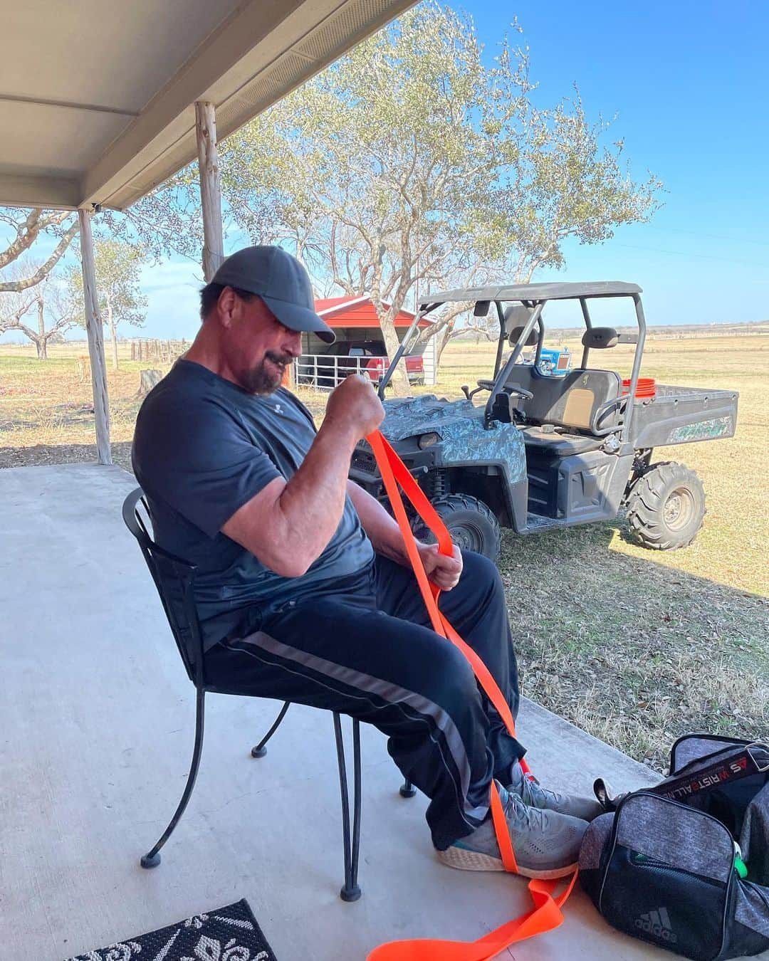 スコット・ノートンさんのインスタグラム写真 - (スコット・ノートンInstagram)「Took a little break but back with a little front porch forearm work #armwrestling #forearmworkout #scottnorton #overthetop」2月22日 8時59分 - scottflashnorton