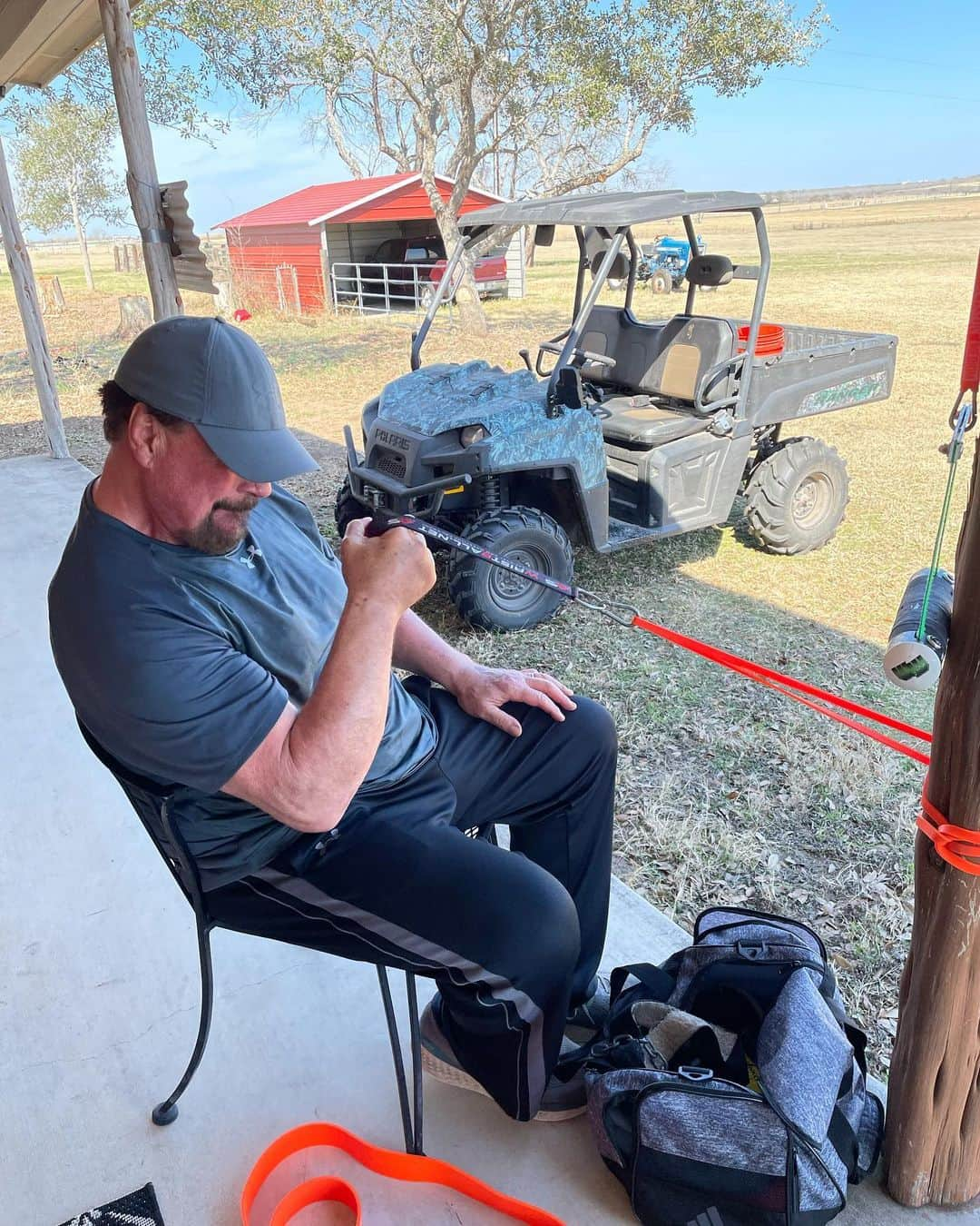 スコット・ノートンさんのインスタグラム写真 - (スコット・ノートンInstagram)「Took a little break but back with a little front porch forearm work #armwrestling #forearmworkout #scottnorton #overthetop」2月22日 8時59分 - scottflashnorton