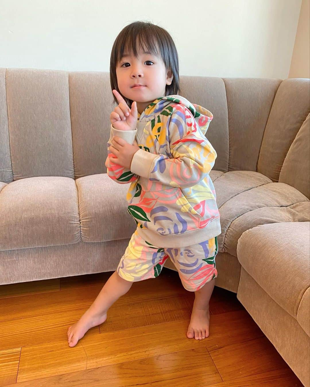 涼紫央さんのインスタグラム写真 - (涼紫央Instagram)「2歳7ヶ月。 もうすっかりなんでも理解できて、お話もよくしてくれる。 我が家の1番小さな天使。  @gapkids_jp のセットアップ 華やかカラーでお気に入り〜❤︎ やんちゃ天使にはハーフ丈のパンツがいいね  #youbeyou #gap #pr #さぁ飛び出そう #華やかカラーセットアップ #生後951日 #2歳7ヶ月」2月22日 16時01分 - toitoitoi