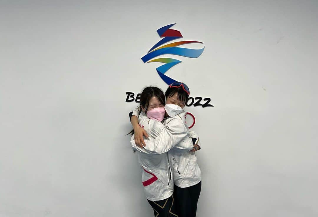 佐藤綾乃さんのインスタグラム写真 - (佐藤綾乃Instagram)「北京オリンピック終わりました✨ 皆さんからのたくさんの応援、本当に力になりました。 ありがとうございました！  この大会の目標にしていた "笑顔で始まり、笑顔で終わる" は、達成できたと思っています。 むしろ毎日笑ってたんじゃないかと思うくらい、一瞬一瞬が充実していました😊  銀メダルだったチームパシュートは、悔しい結果でもありましたが、最後まで私たちにしかできない滑りを見せることができたのかなと思います^^ ここまで引っ張ってってくれた、みほさんななさん押切さんには感謝しかありません♡♡♡ ななさんとは長い間マススタートのパートナーとしてもずっとやってきました。本当にありがとうございました🤪  他競技の方の活躍も、本当に素晴らしかったです。私が頑張ろうと思えた理由の一つでもありました。やっぱり世界で輝いているアスリートは素敵ですし、尊敬します✨  最後まで応援してくださった方々、本当にありがとうございました！！ 今後もスピードスケートの応援をよろしくお願いします🧚🏼‍♀️  #スピードスケート #チームパシュート #カーリング #ゆりかさん♡ #銀メダル #おめでとうございます」2月22日 23時02分 - nonstagram_s2
