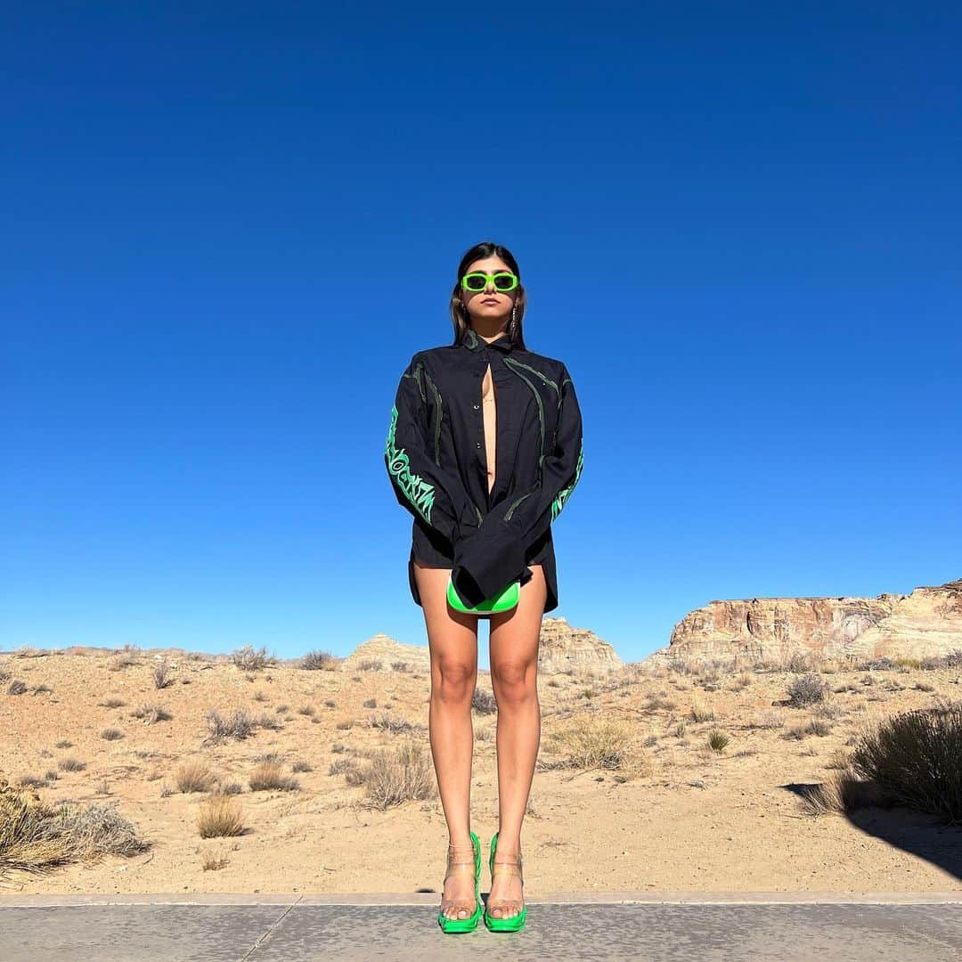 ミア・ハリファさんのインスタグラム写真 - (ミア・ハリファInstagram)「These shoes made me feel like a futuristic green desert goddess 💚 🔋 🌵」2月23日 6時23分 - miakhalifa