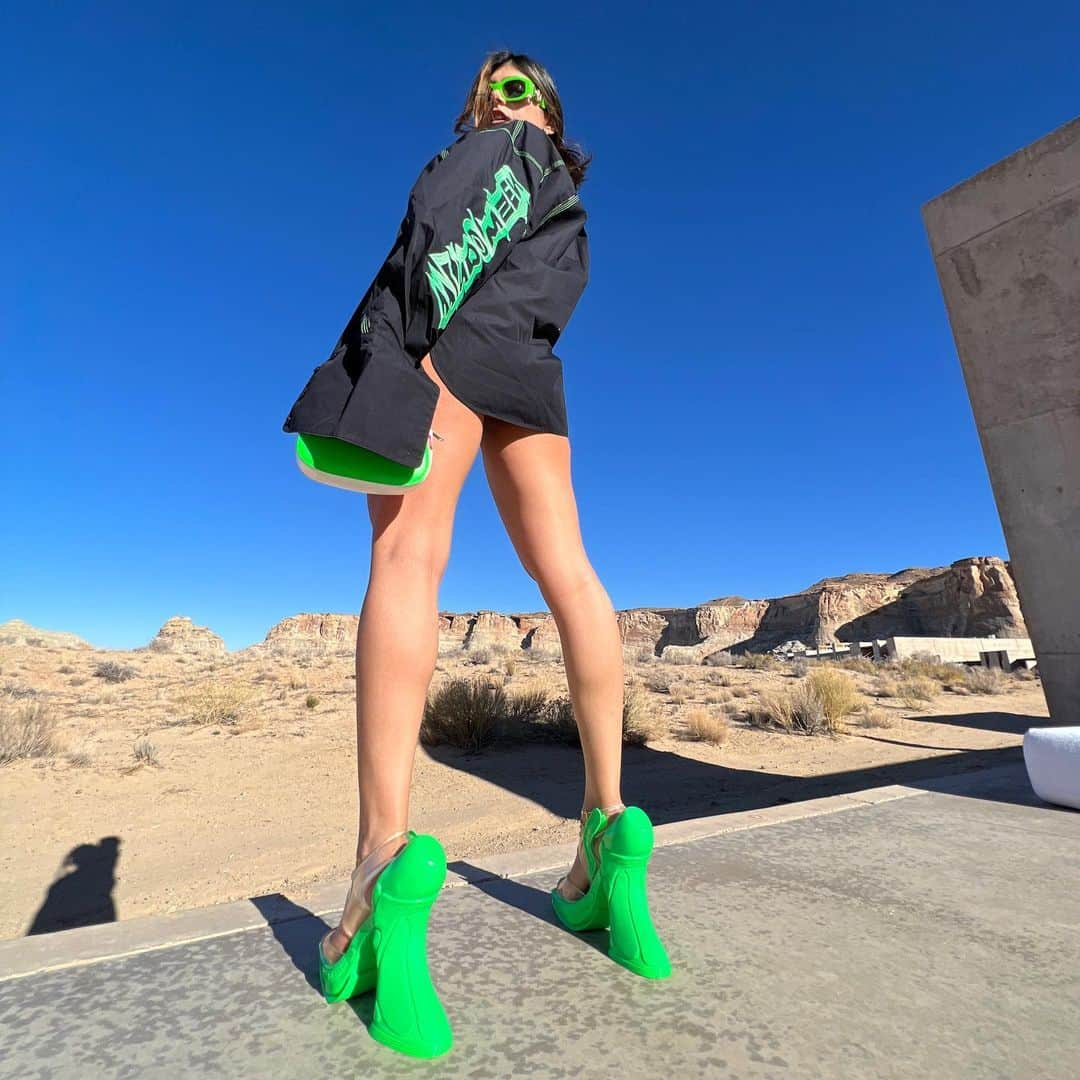 ミア・ハリファさんのインスタグラム写真 - (ミア・ハリファInstagram)「These shoes made me feel like a futuristic green desert goddess 💚 🔋 🌵」2月23日 6時23分 - miakhalifa