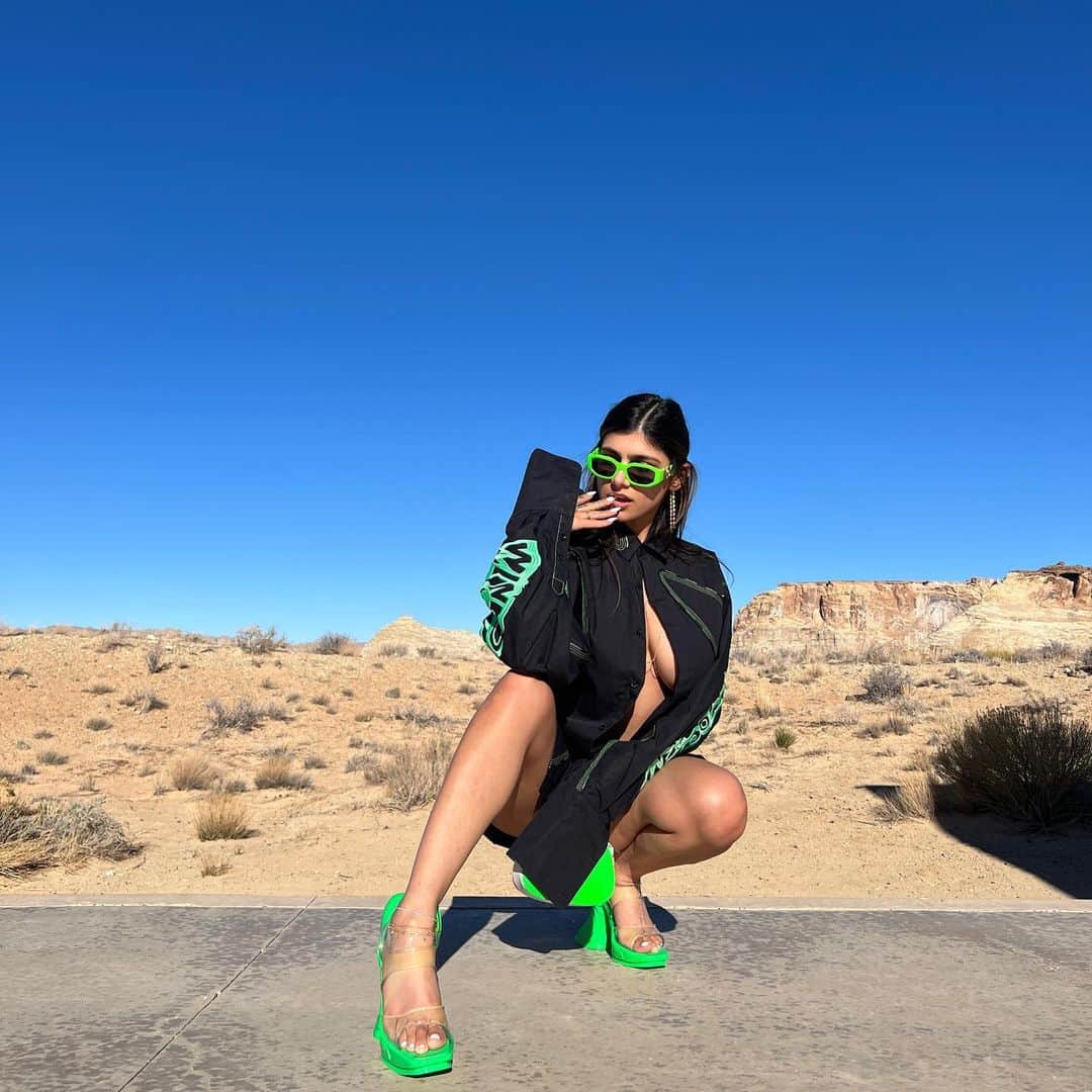 ミア・ハリファさんのインスタグラム写真 - (ミア・ハリファInstagram)「These shoes made me feel like a futuristic green desert goddess 💚 🔋 🌵」2月23日 6時23分 - miakhalifa