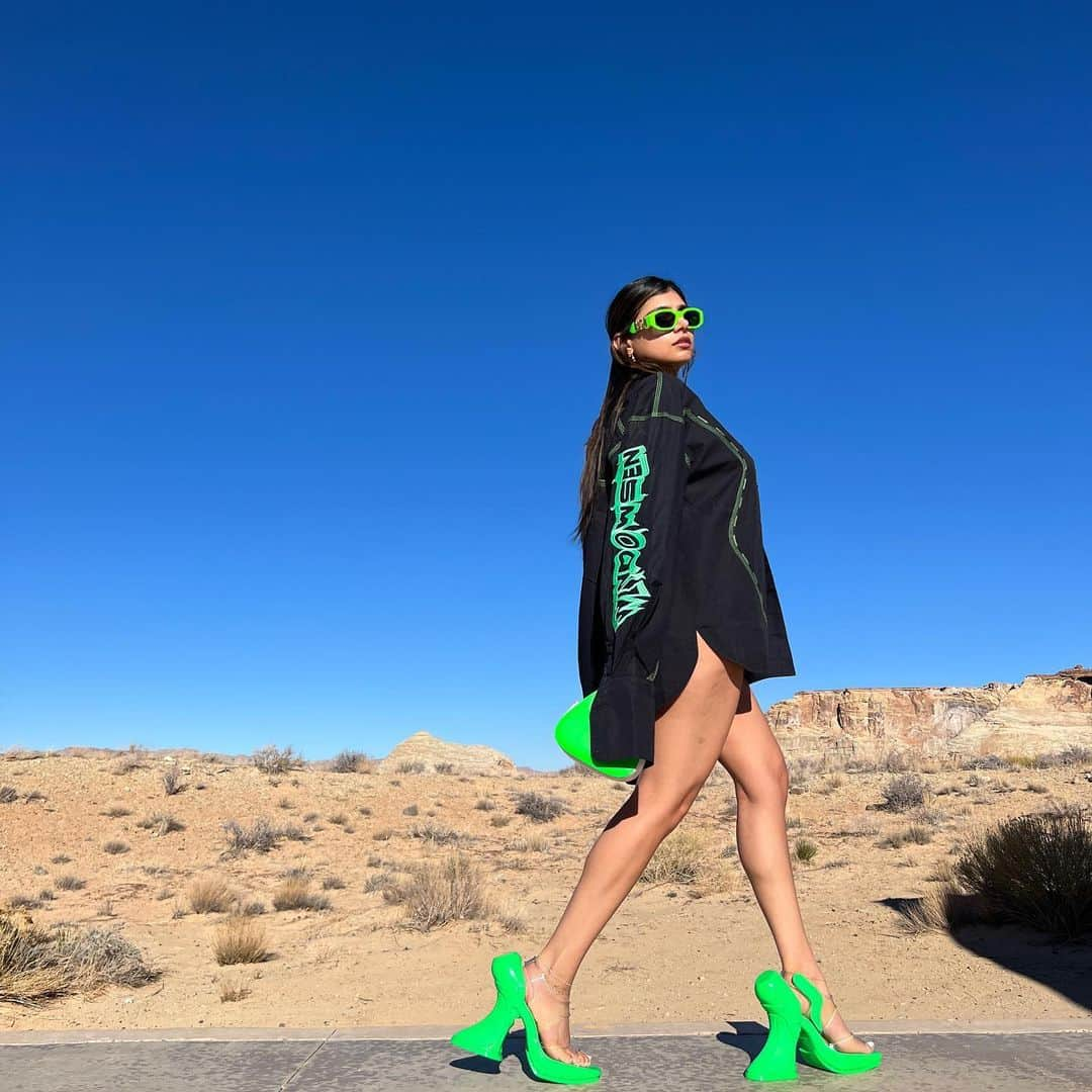 ミア・ハリファさんのインスタグラム写真 - (ミア・ハリファInstagram)「These shoes made me feel like a futuristic green desert goddess 💚 🔋 🌵」2月23日 6時23分 - miakhalifa