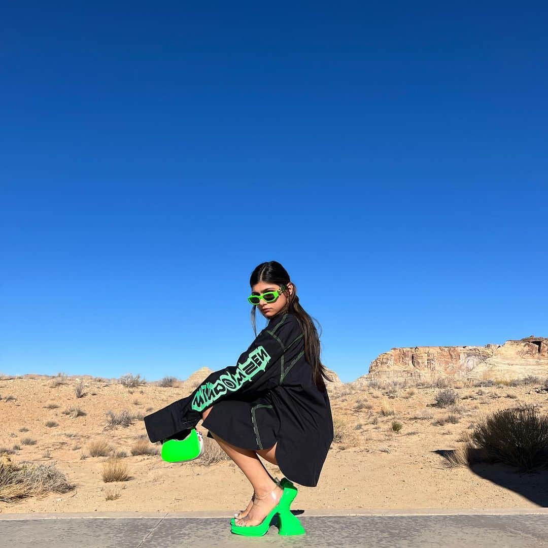 ミア・ハリファさんのインスタグラム写真 - (ミア・ハリファInstagram)「These shoes made me feel like a futuristic green desert goddess 💚 🔋 🌵」2月23日 6時23分 - miakhalifa