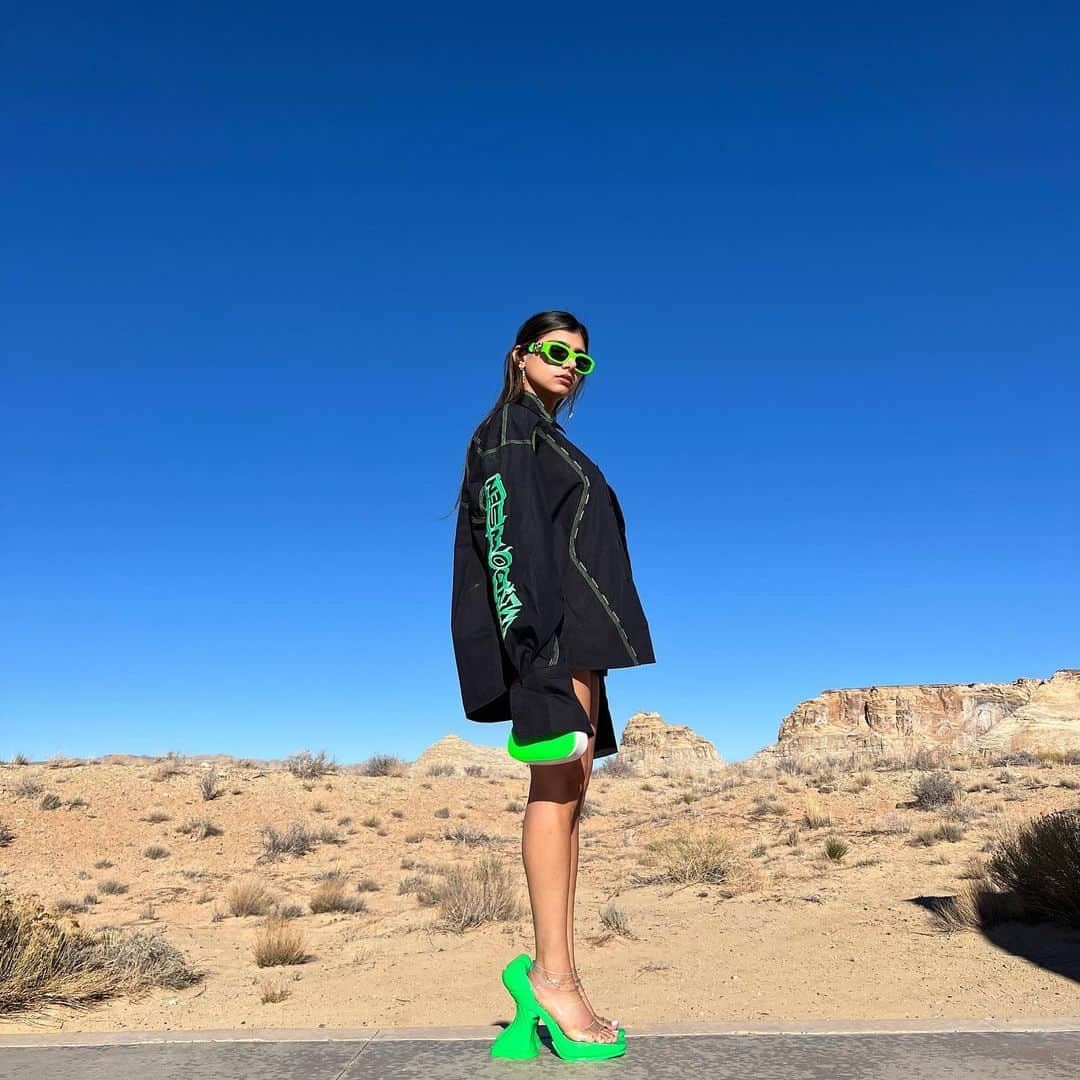 ミア・ハリファさんのインスタグラム写真 - (ミア・ハリファInstagram)「These shoes made me feel like a futuristic green desert goddess 💚 🔋 🌵」2月23日 6時23分 - miakhalifa