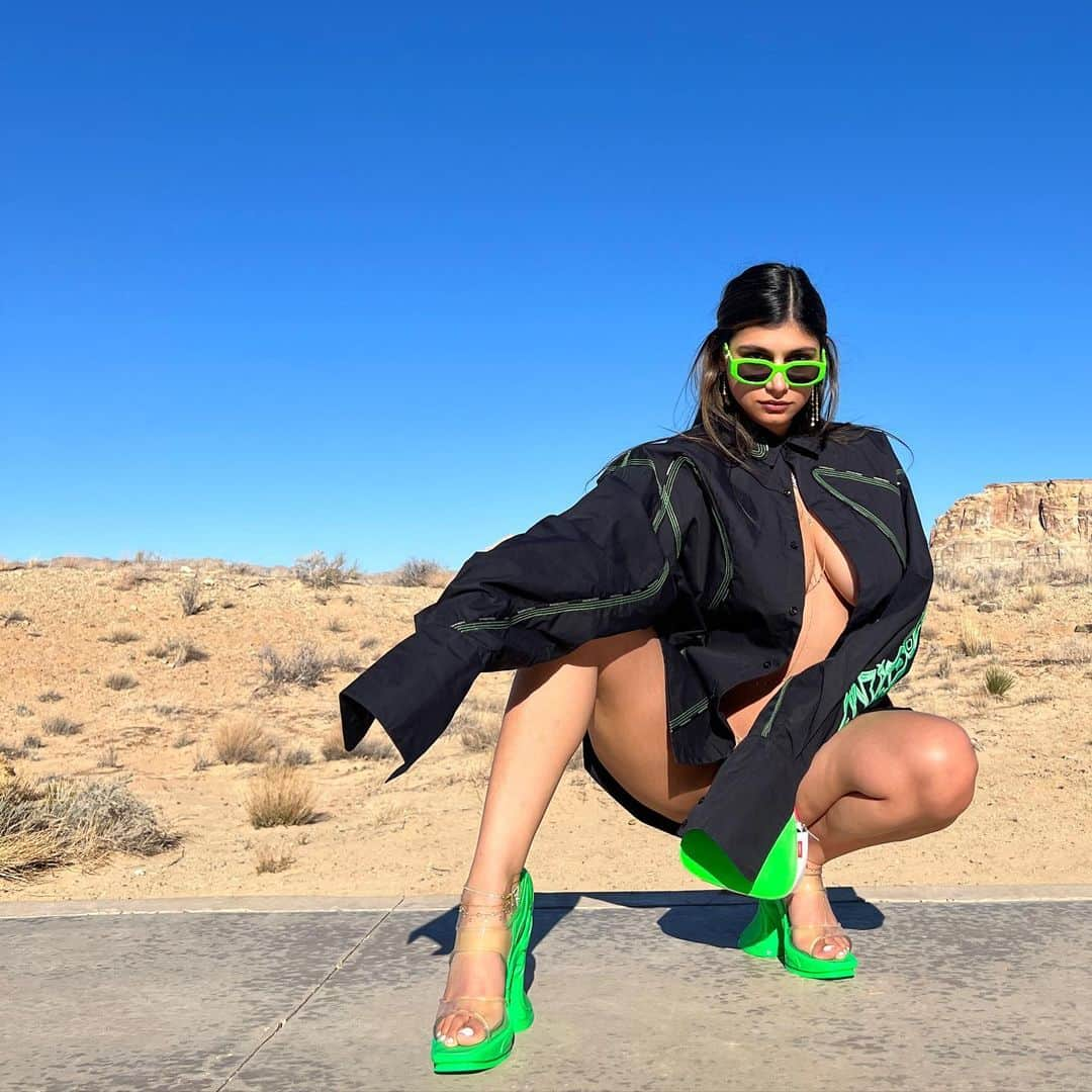 ミア・ハリファさんのインスタグラム写真 - (ミア・ハリファInstagram)「These shoes made me feel like a futuristic green desert goddess 💚 🔋 🌵」2月23日 6時23分 - miakhalifa