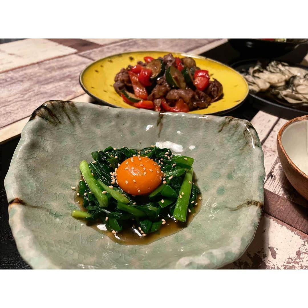 佐倉真衣さんのインスタグラム写真 - (佐倉真衣Instagram)「昨日の夜ごはん🌝 . ＊牡蠣の昆布蒸し ＊ニラのお浸し ＊牛肉とパプリカとズッキーニのオイスター黒酢炒め ＊トマトときゅうりの搾菜サラダ ＊ワカメ小松菜しめじのお味噌汁 . ママ友からもらった函館のニラが美味しすぎて、私の中ではニラのお浸しがメイン💚 こーんなに肉厚で甘いニラ、初めて食べた〜😍感動的！ . #cooking #dinner #food #おうちごはん #久しぶりですね #まいご飯 #函館のニラ #知内ニラ #北の華」2月23日 17時50分 - maitanaka20