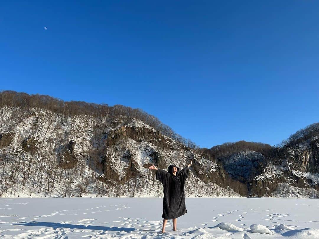 永井理子さんのインスタグラム写真 - (永井理子Instagram)「サウナ好きになって1年くらいかな、、 とうとう、アヴァントに参加できました🧖‍♀️  テントサウナ、バレルサウナにコンクリートサウナなど いろんな種類のサウナがあって選びたい放題！ 温まったあとは 氷の張った湖に穴を開けてそこへ🥶 一瞬しか入れなかったけど そのあと身体がぽかぽかしてきて ととのった😇 そして寒くなったらまたすぐサ室へ 貴重な経験ができました また来年も行きたいなぁ❄️❄️  #サウナ女子 #サ活」2月23日 18時35分 - riko_1221