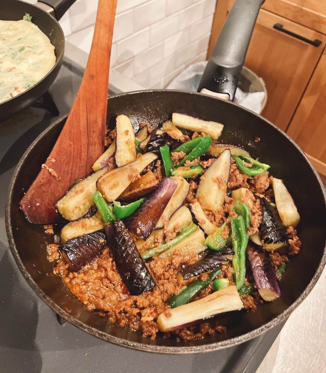鮎河ナオミさんのインスタグラム写真 - (鮎河ナオミInstagram)「楽しいナオちゃんクッキング🙌 ふーふーふーふー❣️  今夜は🙌 麻婆茄子 パクチーとヤリイカのチヂミ クレソンとシラス 海老とインゲン  食べたい人集まれー❣️  #ナオちゃんクッキング」2月23日 21時17分 - naomiayukawa