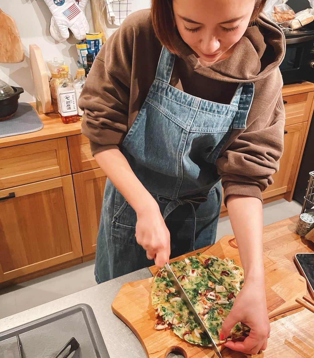 鮎河ナオミさんのインスタグラム写真 - (鮎河ナオミInstagram)「楽しいナオちゃんクッキング🙌 ふーふーふーふー❣️  今夜は🙌 麻婆茄子 パクチーとヤリイカのチヂミ クレソンとシラス 海老とインゲン  食べたい人集まれー❣️  #ナオちゃんクッキング」2月23日 21時17分 - naomiayukawa