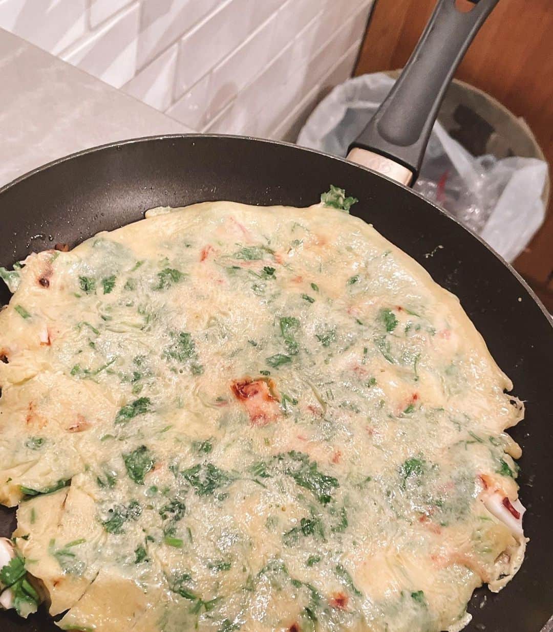 鮎河ナオミさんのインスタグラム写真 - (鮎河ナオミInstagram)「楽しいナオちゃんクッキング🙌 ふーふーふーふー❣️  今夜は🙌 麻婆茄子 パクチーとヤリイカのチヂミ クレソンとシラス 海老とインゲン  食べたい人集まれー❣️  #ナオちゃんクッキング」2月23日 21時17分 - naomiayukawa