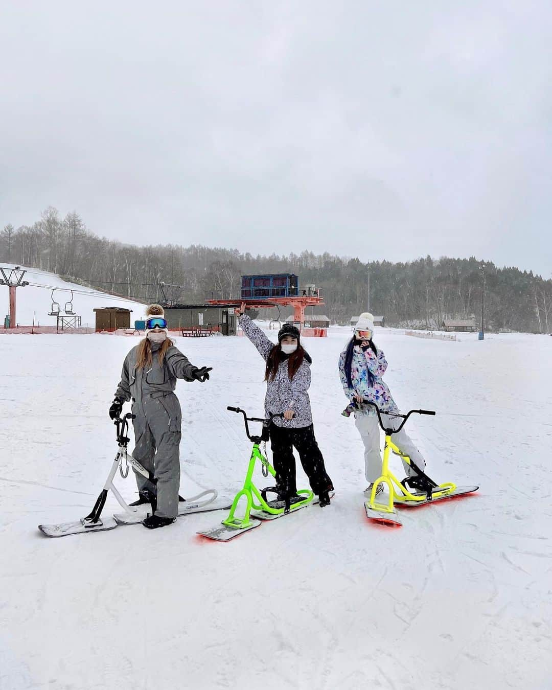 美咲あいりさんのインスタグラム写真 - (美咲あいりInstagram)「🏂❄️ ⁡ ⁡ 初めてやってみたスノースクート❄️ やり方も分からなくてスピードすごかったぁw ⁡ このあと猛吹雪の中の露天風呂♨︎ 楽しすぎた🤍 ⁡ #グリーンピア大沼 #スノースクート  #北海道 #雪山 #函館 #大沼 #雪」2月23日 23時32分 - misakiairi