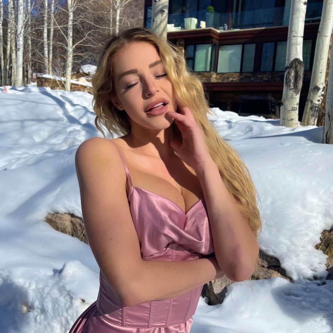 Courtney Tailorさんのインスタグラム写真 - (Courtney TailorInstagram)「1 minute after taking a gnarly spill down the icy driveway 🥴🥶 but the snow looks pretty, amiright?」2月24日 4時52分 - courtneytailor