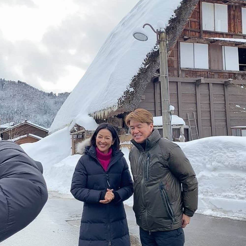 羽田美智子さんのインスタグラム写真 - (羽田美智子Instagram)「明日夜7:00～ BS日テレで『発見！ニッポンの神業SP』放送になります😇  今回は真っ白な世界、豪雪地帯「白川郷」の神業です。  ヒロミさんと爆笑しながらも、ためになる先人達の知恵に迫ります。  見ていただけたら嬉しいです🥰  #ニッポンの神業 #ヒロミ さん」2月24日 11時00分 - michikohada