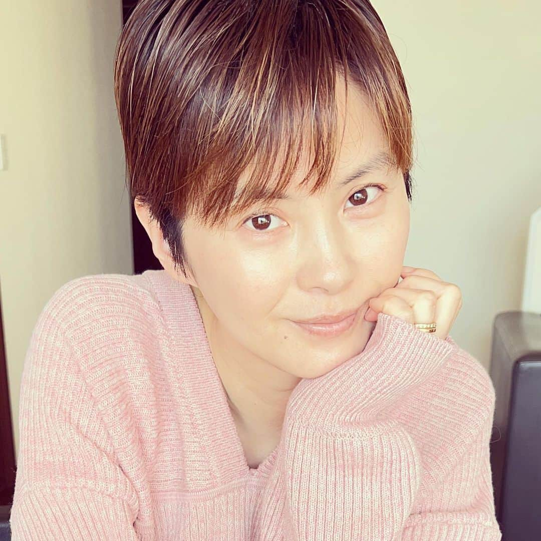 今宿麻美さんのインスタグラム写真 - (今宿麻美Instagram)「バタバタな朝のケアに助かる優秀なアイテム♡ エリクシールのエイジングケアシリーズの朝用乳液 ▪️エリクシール　デーケアレボリューション SP+（医薬部外品）  2月21日にリニューアルした朝用乳液1本でたくさんの効果‼︎‼︎ ★乳液効果で、均一なハリ※とうるおいを与える。 ★つけ心地がスゥ〜とみずみずしく、ベタつかず美容液マスクのようなうるおい感。 ★プロテクター効果で紫外線からお肌を守る。 ★下地効果で化粧のりがよく、夕方まで化粧崩れしにくい。  朝、化粧水の後、手のひらに1円玉大ぐらいを取り顔全体になじませる。 そして、その後にファンデーション。  朝用乳液のおかげで朝のメイク時間も時短。 朝忙しい方にもオススメ。 でも、しっかり効果もあるから安心。 帰宅してからも、いい調子♡  美白＆エイジングケア※には朝用美白乳液も♡ ▪️エリクシール ブライトニング　デーケアレボリューション WT+（医薬部外品）  朝は化粧水+朝用乳液（デーケアレボリューション） 夜は化粧水+乳液でケアすることで、「つや玉」がより輝く◎  #タイアップ　 #夕方までつや玉　 #あなたもチェック　 #朝用乳液　 #エリクシール　 #デーケアレボリューション @elixir_official_shiseido  ※均一なハリ…なめらかで均一なハリ ※エイジングケア…年齢に応じたうるおいケア ※美白化粧品は、メラニンの生成を抑え、シミ・ソバカスを防ぎます。」2月24日 12時25分 - imajuku0107