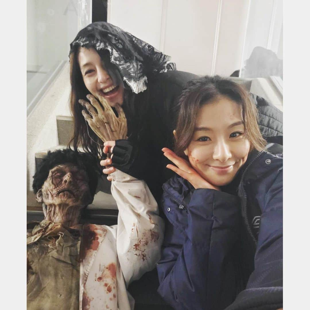 中条あやみさんのインスタグラム写真 - (中条あやみInstagram)「🧟‍♀️閲覧注意🧟‍♀️  約半年ぶりに撮影で再開しても こうゆうテンションになっちゃうキミセカチーム✌️  君と世界が終わる日に　特別編は いよいよ明日金曜ロードショーにて 放送です。  お楽しみに！！」2月24日 12時38分 - nakajo_ayami